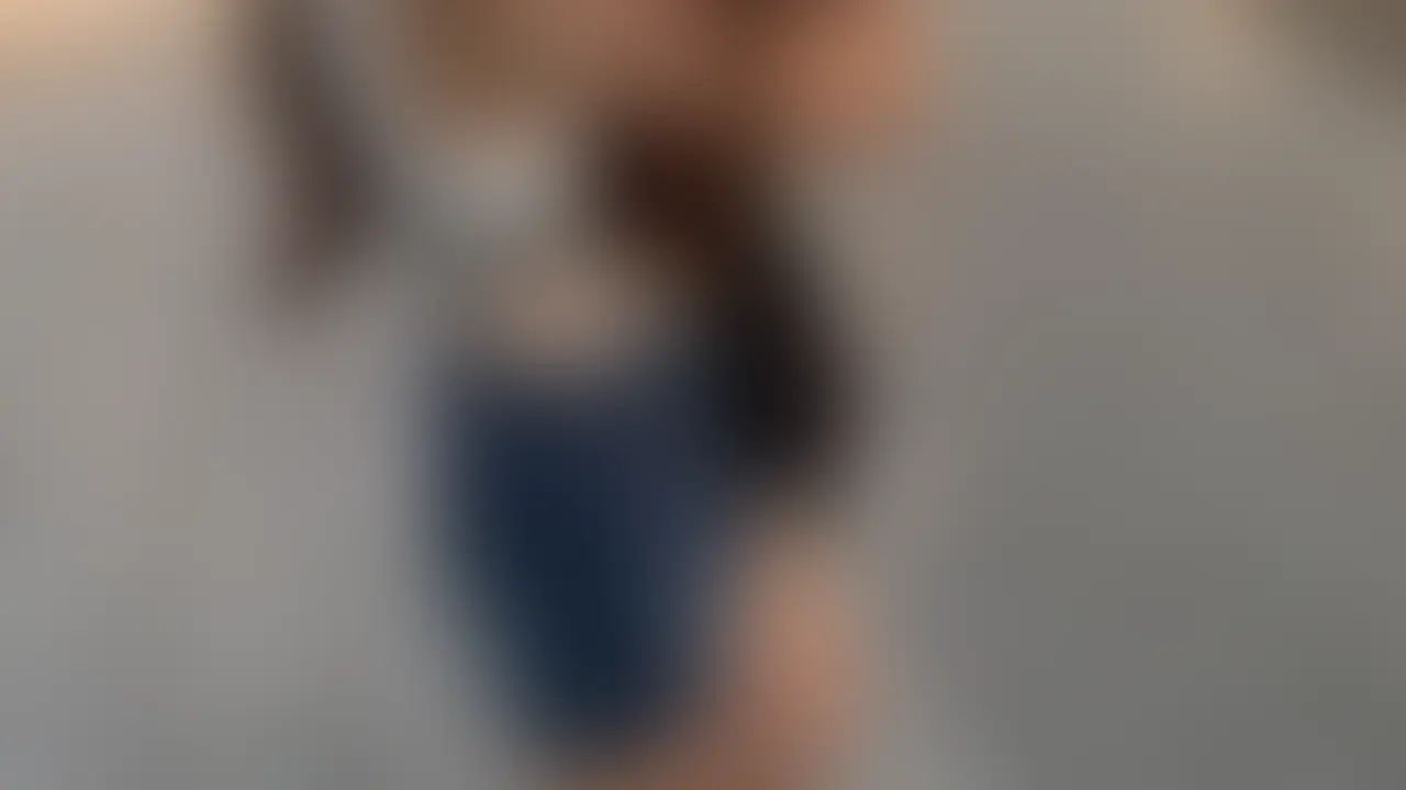 【本編顔出し】
ナンパで出会った19歳Gカップのデリヘル嬢にハメ撮りを交渉したら生中までさせてくれた、、
先月都内でナンパして意気投合した19歳の女の子。彼氏とは別れたばかりで募集中だけど今はホストに夢中らしい、、話を聞けばこの若さでデリヘルで働いているとか。その日は家に持ち帰り夜通しセックスをして朝解散。後日たわいもないやり取りからハメ撮りの交渉をさりげなくすると二つ返事でオッケー。基本はドMだけどS要素もあるのでいじめてと伝えたら唾液を大量に溢れさせて手コキとフェラにパイズリ。その流れで自ら騎乗位で生挿入。先程まで電マと吸うやつで潮まみれになってたとは思えないほど。しかも前回ゴムだったのに今回は生ハメ。騎乗位で気持ちいところに当てた後はバックして!と要求。安産型のデカ尻を鷲掴みに子宮を抉りながら突いてたらあっという間に果てて形勢逆転。そのまま19歳のキツまんに中出しを決め込んでわからせておきました。 (2/2)