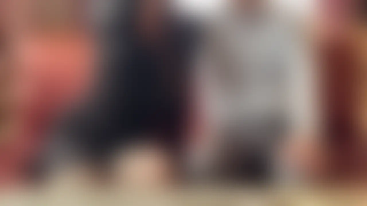 関西からわざわざ九州までデカチンを求めに来た人妻…
以前から繋がっていた関西在住の人妻さん、どうしても欲求が抑えきれなくなったみたい。 なんと「友達と旅行に行く」と旦那に嘘をついて、わざわざ僕のいる九州まで密会しに会いに来ました。もうその時点で飢えすぎててヤバい。
ホテルで合流して服を脱がしたら、普段のママの顔はどこへやら、完全に欲求不満の雌の目をしてました笑
よっぽど家庭で満足してなかったのか、僕のデカチンを見た瞬間に目がトロンとして自分から咥えにくる始末。そこからはもう、遠征してきたおもてなしとして、限界まで腰を振ってとにかくハメまくってきました。
奥を突くたびに「旦那のじゃ全然足りない」と言わんばかりにイキ散らかす姿、背徳感エグすぎて脳がバグりました。家庭を捨てて快楽に溺れた人妻さんとの超濃厚な密会。 (2/2)