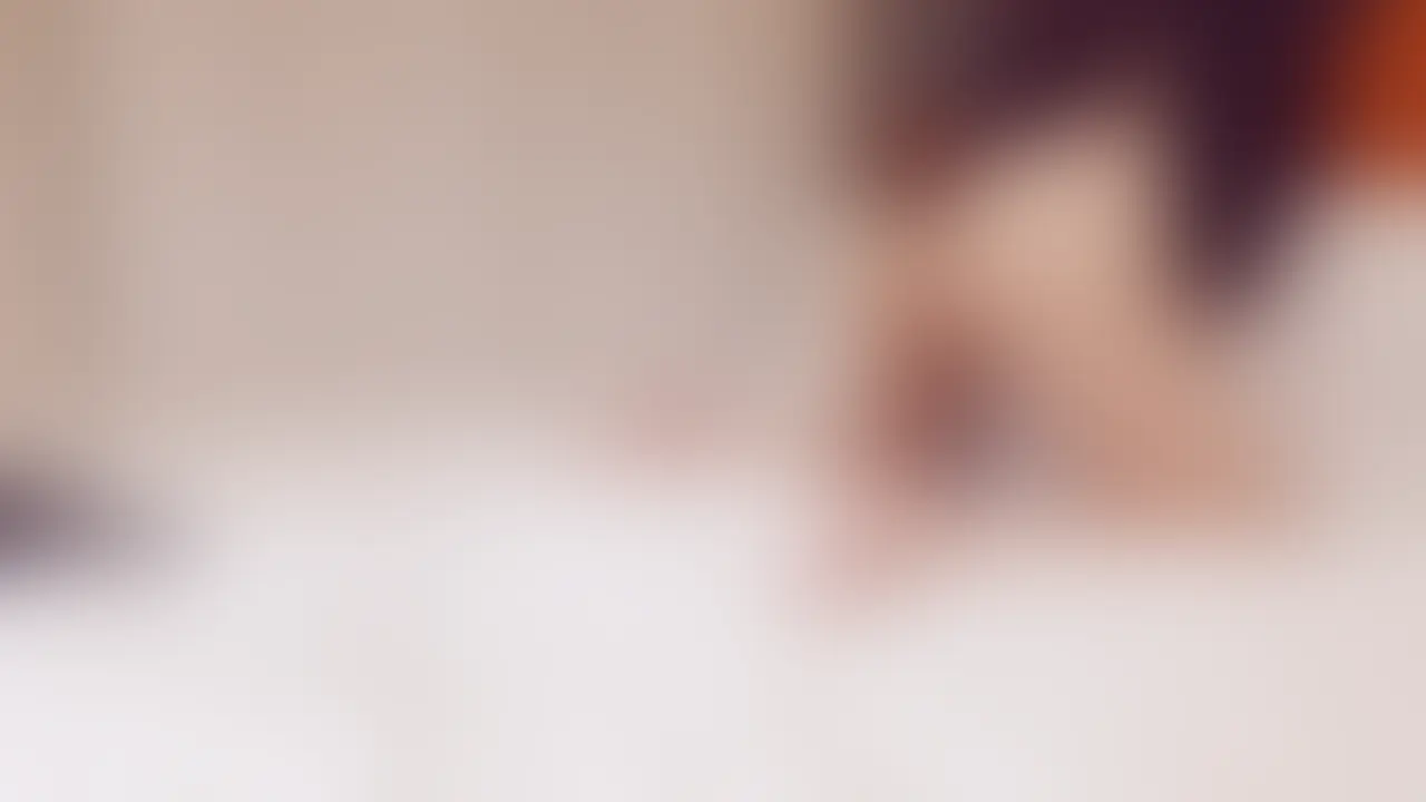 [miki 妄想#001–003] 東京のホテルで元彼を待つ夜、欲望に身を委ねる


なんとなく目に留まった女性がいた。
もちろん、話しかけることなんてできない。
名前も知らない。でも、こうして勝手に想像してしまう——
『もしも、あの子があんな姿を見せてくれたら』って。
これは、“ある中年男の妄想”です。


mikiは地方の事務職で働く26歳。
ある日、東京にいる元彼から「久しぶりに会いたい」とメッセージが届く。
胸の奥の想いが蘇り、週末ひとり、少しだけおしゃれをして東京へ向かった。
…もちろん、全部俺の妄想だけど。彼女の堅実で真面目な笑顔が、妙に記憶に残っている。


…もしかして今、あの部屋で、ひとりで淫らなことをしてるのかもしれない。

東京のホテルで元彼を待つ夜、mikiは誰も見ていないと思いながら、自分自身に深く触れ、欲望に身を委ねる。
その無防備さと開放感、切なさと濃密なエロスを、あなたはどう感じるだろうか―― (2/2)