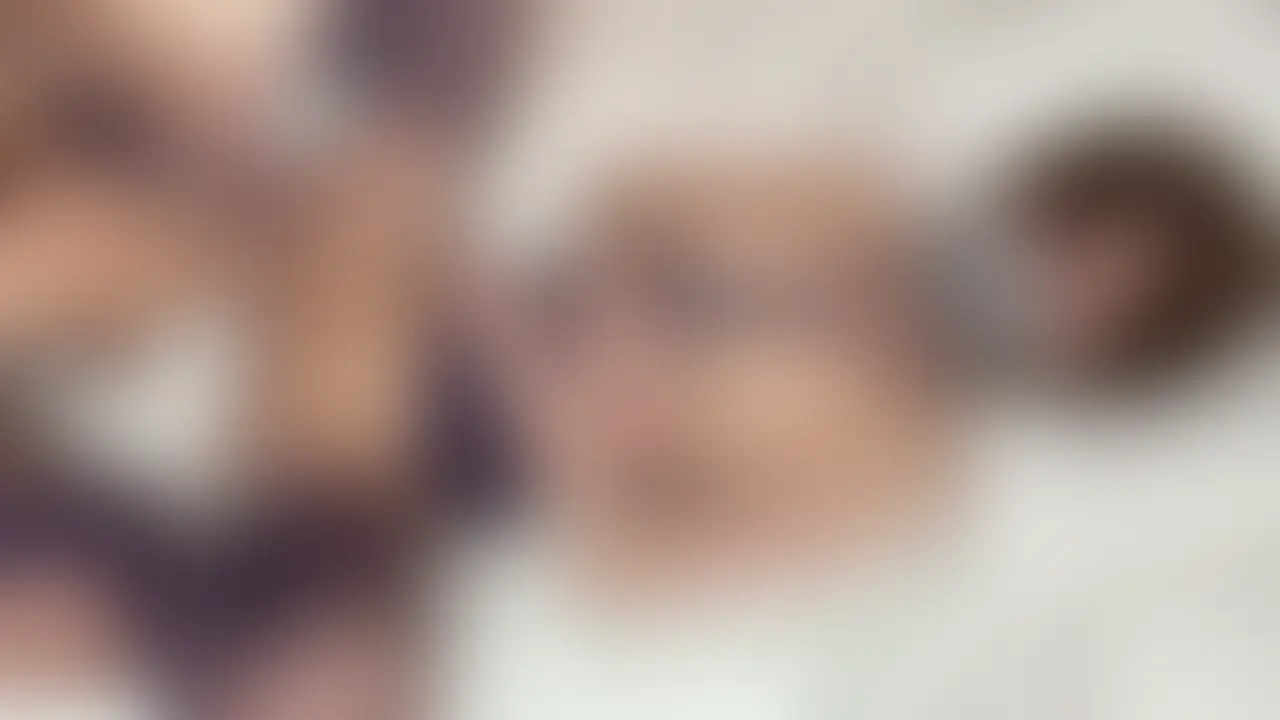 みんな前回の動画は最後までみてくれたかな?💎
そう今回はあの続きだよ✨
冷たいローションでおっぱいをテカテカにしてもらって💦
正常位でハメ撮りされちゃってました💓
激しく突かれて何回もいってるのに🥺
手マンで追加でイかされちゃって疲れた~💘
もう無理!!って思ったけど意外といけるもんだね🤭 (2/2)