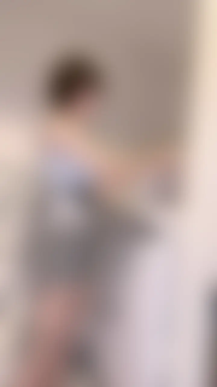 平日昼間にお隣さんをそっと覗いてみると…
こんな姿でベランダに出ていいの?!
あられもない姿で洗濯・掃除・皿洗い
配信者の昼間の姿はこんな感じだったのか。 (2/2)