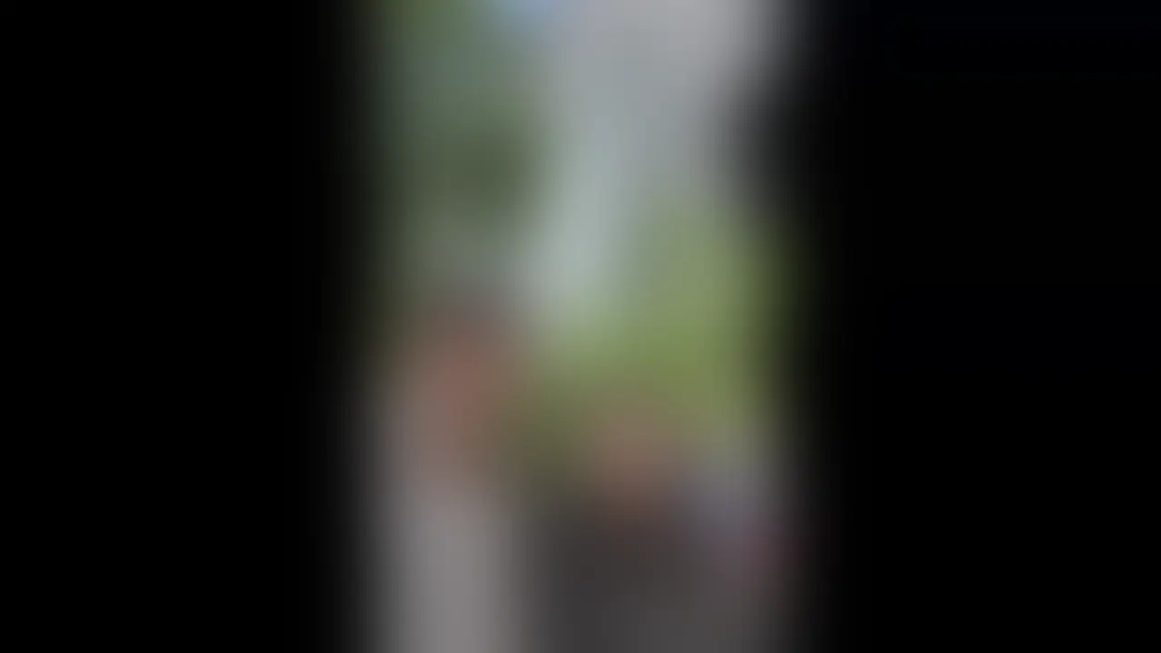 【カップルの自宅プライベートエッチ動画あり】NTR癖に目覚めた彼氏が勝手に応募！2歳と1歳のシンママに彼氏と雄さんで交互に中出し（1時間54分）

4ヶ月前にマッチングアプリで知り合って付き合い始めた同い年カップルのふたり。Kちゃん（29歳）が2歳の男の子と1歳の女の子を育てるシングルマザーということもあり、会えるのは月に2回程度。

まだ付き合ってから10回程度しか会えてないものの性の話は割とオープンに話しており、なんと彼氏のNTR癖を満たすためにKちゃん自らマッチングアプリで相手を募集して、他の男とえっちしてる動画を撮って彼氏さんに見せたりしているんだとか。

ただ彼氏さん曰く「彼女が業務的であんまりエロくなかったんですよね」と厳しいご意見。そんなときに僕のアカウントを見つけて雄さんなら、と思って二人で会いに来てくれたんだそう。

しっかり雄さんとえっちしたあと彼氏さんが「まだいける？」と彼女さんに聞くと「うん、体力の回復は早いから」となって次は3Pスタート。1回戦目は「万が一できちゃったら困るから」という彼女さんの要望で外出しにしたのですが、2回戦目で彼氏さんが中出ししたあとまさかの彼女さんから「雄さんも中出しのほうが良いよね？」と提案してくれて彼氏さんのあとに雄さんも中出し。

2人分の精子を中に出してもらって「人生で最初で最後だ…」と感動してました。 (2/2)