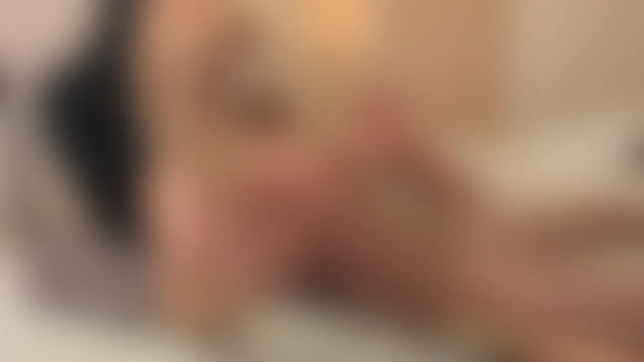 網タイツの上にルーズソックスを重ねたギャルが、大しゅきホールドでがっつり密着💋
ふとももとふとももが絡みつく、えっちな密着感にもう我慢できない…♡
ぴったりと包まれるようなその体勢で、逃げ場なしの快感ラッシュ💦💕 (2/2)