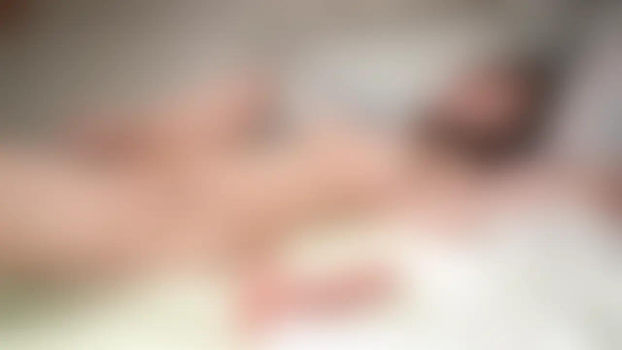【異物挿入】パイパン美女、中出しおまんこにバナナと空き瓶を挿入!「大きすぎ…」アヘ顔ガチイキ
パイパン美女の素人ハメ撮り。
たっぷり生中出しした直後、まだ精液が溢れるおまんこにバナナをゆっくり挿入。
さらに空き瓶を押し込み、おまんこを拡張していく。
「大きすぎ…」と喘ぎながらアヘ顔を晒し、身体をビクビク痙攣させてガチイキ。
中出し直後の敏感なマンコから溢れ出す精液と愛液が混ざる淫乱な様子をたっぷりお届けします。 (2/2)