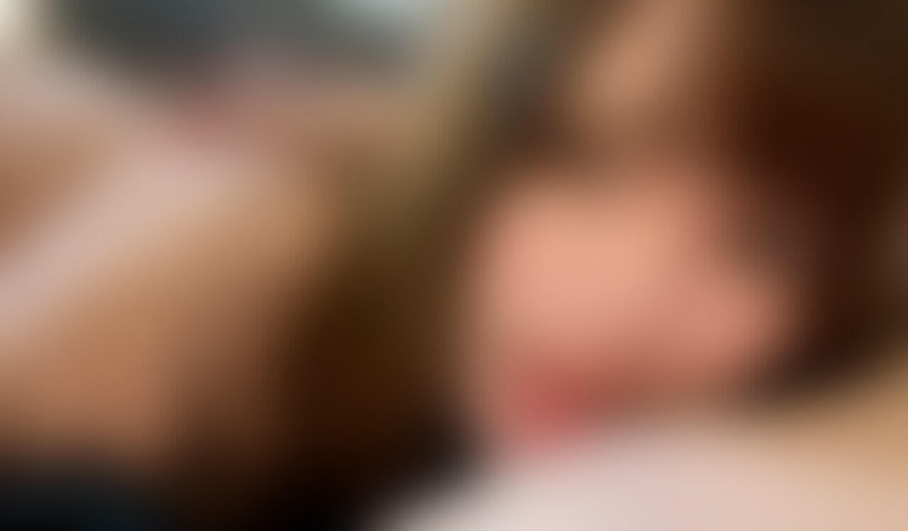 【個撮】20歳ふわふわドM美女なぎちゃん11。 「私のおま●この中に入れて♥」エロすぎ誘惑に膣奥生挿入。ち●ぽが気持ち良すぎて絶叫ハメ撮り大量中出し♥
========================
大人気のなぎちゃんの、11回目です。
毎度色んなエッチな顔を見せてくれるなぎちゃん。
今日の雰囲気は、色気高くて、かなりエロいお○○○さん感ハンパなかったです。
街歩いているときも、男子が振り返る振り返るw
まぁこんな顔が既にエロい子が歩いていたら、そうなります笑
パーマをかけたのか髪型にもさらに色気が増した様に見えます。
pで磨いた舌使いはさらに上達して、
乳首とち〇ぽの気持ち良いところを良い感じに刺激してくれます。
男心が分かってるなぎちゃんはやはり最高。
今日も笑顔満点で、癒されます…♡
お返しにおま〇こを攻めてあげると、
敏感ななぎちゃんはすぐにイッちゃいます。
イクところまで抜群にエロい。
途中、ポルチオ逝きもしてました。
ビンビンにそそり立つち〇ぽを前に、「私のおま●この中に入れてぇ♥」と言わせてから生挿入。
膣トレをしているらしいなぎちゃんのおま〇こは、収縮自在でち〇ぽをきゅうきゅう締め付けてきます。
何度ハメても最高。
大好きなバックでガン突きしてあげると「あぁ~~!!気持ち良ぃ~!!♥」
と大絶叫。
喘ぎ声までめちゃくちゃエロいです。
最後はもちろん中出しです。
「中にいっぱい出してぇ♥」と言わせてからの膣奥射精。
大量の精子をぴゅる~っと出して大満足です。
「いいね」をたくさんもらえると投稿頻度を増やす励みになります。頑張ります。
=============== (2/2)