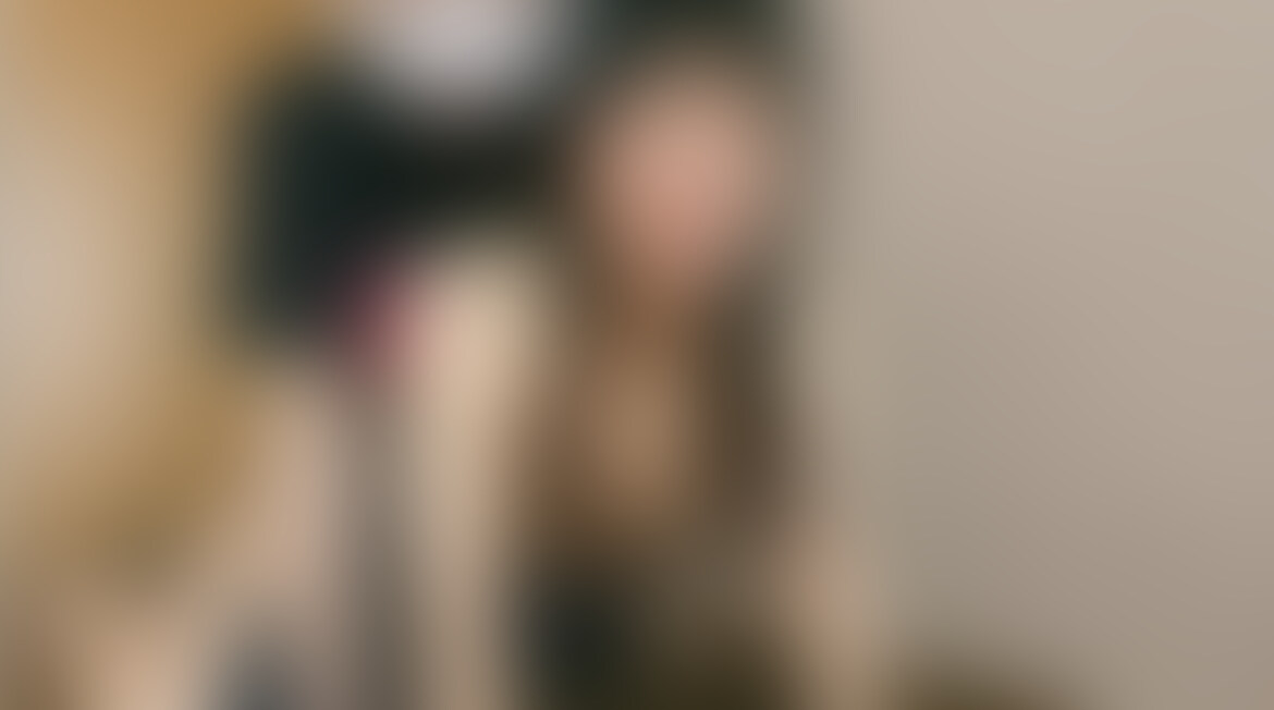 他人様の肉棒をお尻の穴に挿れて頂きました。
お尻の穴でも感じてしまう私はカメラ越しに夫にいやらしい顔を見せてしまいます。
蜜壺からとめどなく愛液が溢れ身体が他人様の肉棒を求めます…それに気付いた彼は私の蜜壺にも肉棒を挿れてくれました。
他にも私の蜜壺とお尻を満たして下さる方はいらっしゃいませんか? (2/2)
