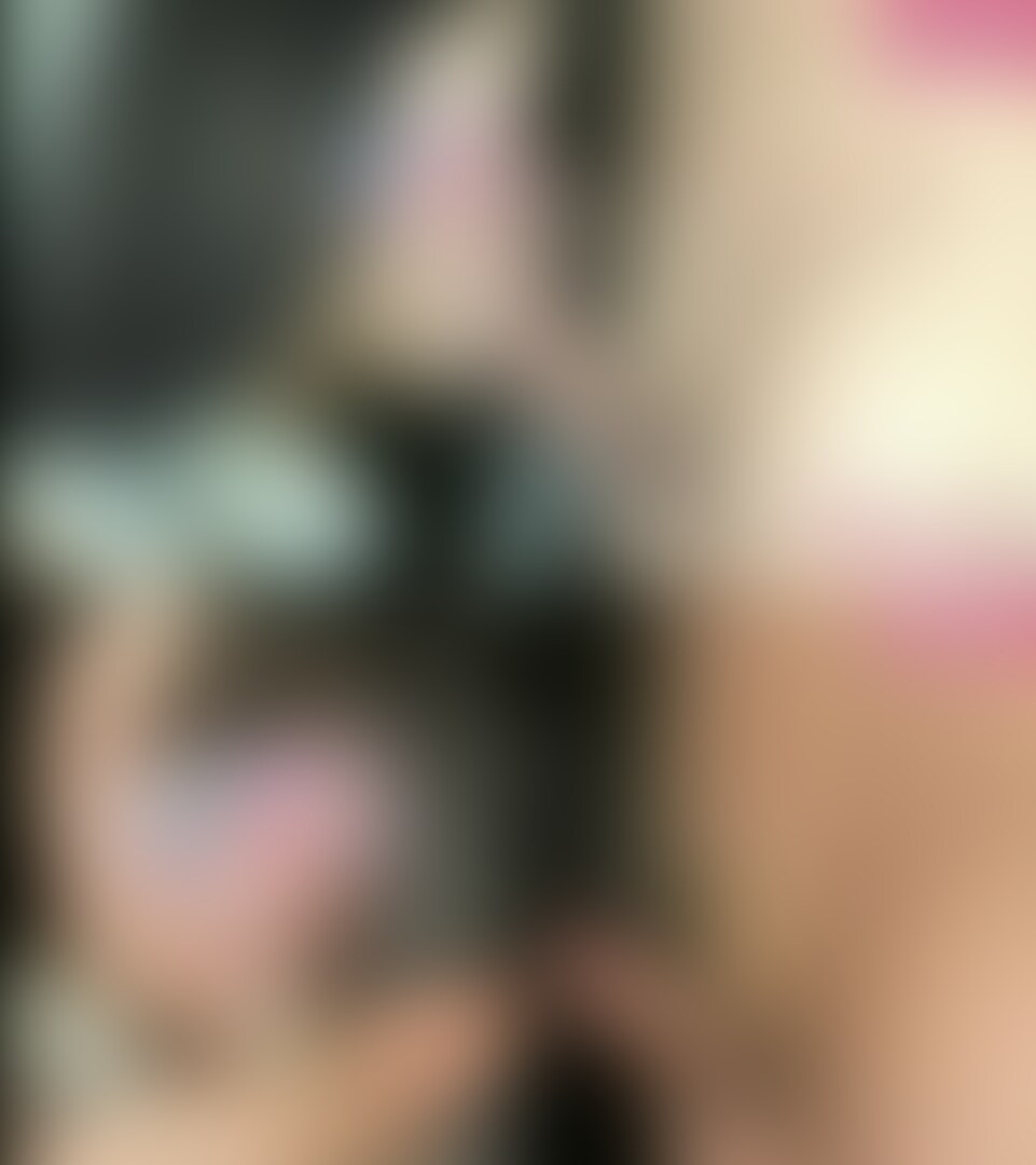 【フェラ早抜き選手権①：真衣ちゃん〜Blow Job Queen Contest Vol.1〜（真衣ちゃん3回目）】


■別アングルも観れます↓
https://myfans.jp/posts/21060fc7-a123-472d-919a-929077bf0ed6


こんにちは、エロイストです。

今回は、当方初の「本格的な企画物」になります。

しかも企画を考えてくださったのは熱心なフォロワーさん。当方としてはありがたい限りです。


フェラ動画最大の見せ場といえば、やはり「イカせにかかるフェラ」ですよね。

それでは、フェラ動画最大の見どころである「イカせにかかるフェラ」をほぼエンドレスで見られたら夢のようじゃないですか？

そんな夢のような企画がやって参りました。

題して、「フェラ早抜き選手権〜Blow Job Queen Contest〜」です。

内容は、当方で選出した「フェラうま女性」に、男性3〜5名をできるだけ早くフェラで抜いてもらい（もちろん全て口内発射）、その時間を計るといったシンプルなもの。

時間を計る都合上、始めから口内発射まで完全ノーカット。
もちろんごまかしも一切なしで、全て擬似精子なしの本物汁でございます。

本作品がご好評をいただけた場合、今後は「BJQC」の愛称で親しんでいただければと思います。


そして、BJQCの記念すべき第1作目にご出演いただくのは、この人、真衣ちゃんです。

本作で当方作品通算3回目の出演となる真衣ちゃんですが、当日はお花見前に軽ーく撮影といきたかったようです。

しかし、自身がBJQCの処女作に白羽の矢が立ったことをきかされると、「何で私なんですか？」とご謙遜。

この辺りが持ち前のフェラテクに傲らない知的エロを極めた彼女ならではの反応といったところでしょうか。


今回は、「早抜き」ということで真衣ちゃんには終始イカせにかかる「必殺フェラ」に徹してもらいました。

その結果、なんと4人抜き動画にもかかわらず、総11分程度で収まってしまうという事態に…

企画の性質上、当方も早漏体質の男性を集めはしましたが、これは何とも想定外。

何が起きたかは本編でしかと見ていただきたいですが、とにかく本作においても過去作同様彼女の高速ノーハンドフェラは健在で、

4人の男優を次々と口内発射に導いていく様は、まさに「フェラ界のスピードスター」と言えるでしょう。


【1人目】
マーケティングのお仕事をしている会社員さん。

出だしから真衣ちゃんの強烈なフェラに「ああ、すごい」と悶絶したかと思ったら、即刻口内発射です。

「秒でイク」とはまさにこのこと。

ちなみにこの男性、吸い出し中にも「ああん」と悶絶しております。

余程気持ちよかったのでしょう。


【2人目】
営業マンの男性。

１人目と比べて無口ですが、余程気持ちよかったらしく、１人目を上回るスピードで口内発射です。

2人続けて秒でイカせる真衣ちゃんは実にお見事。


【3人目】
リモートワークのため、過去に何度かご出演いただいている大手外資企業に勤めるイケメン男性。

体位を変えて寝フェラに挑戦。

最初はゆっくり目のフェラで勃たせた後、1分経過したあたりからは高速ストロークに転換。

最初の2人と比べてなかなかイカなかったためか、ストロークにも徐々に熱が入っていきます。

3分過ぎあたりからは頰を窪ませてバキュームにも熱が入っていきます。

そして4分を過ぎ、ストロークとバキューム双方の熱が上がりきったところで、口内発射。


【4人目】
スポーツ愛好家の学生さん。

筋肉質で少し色黒のごつい身体つきなのに、小ぶりなチンコというギャップの持ち主。

出だしで「ああ」と悶絶したかと思うと、1分もしないうちに小ぶりなチンコはフル勃起。

1分半過ぎあたりからフェラのギアを上げたかと思ったらあえなく口内発射。

4 人目も早かったですね。



今回、終始一貫して「早抜き必殺フェラ」を繰り広げてくれた真衣ちゃん。

果たして、彼女を上回るフェラテクを持つ女性は現れるのか？
乞うご期待。




※本作品に登場する人物はモデルであり、同意の上で撮影を行っています
※登場モデルは○○○以上である事を確認済み
※無断販売・無断転用をした場合は個人情報開示請求により違法者の情報を取得した上で、
断固たる法的措置とともに損害賠償請求を致します



身バレをすると人気の女性ほど作品取り下げになる恐れや、女優さんの人権侵害（無駄に露出）になるので、
是非上記をご理解の上、お愉しみ頂ければ幸いです (2/2)