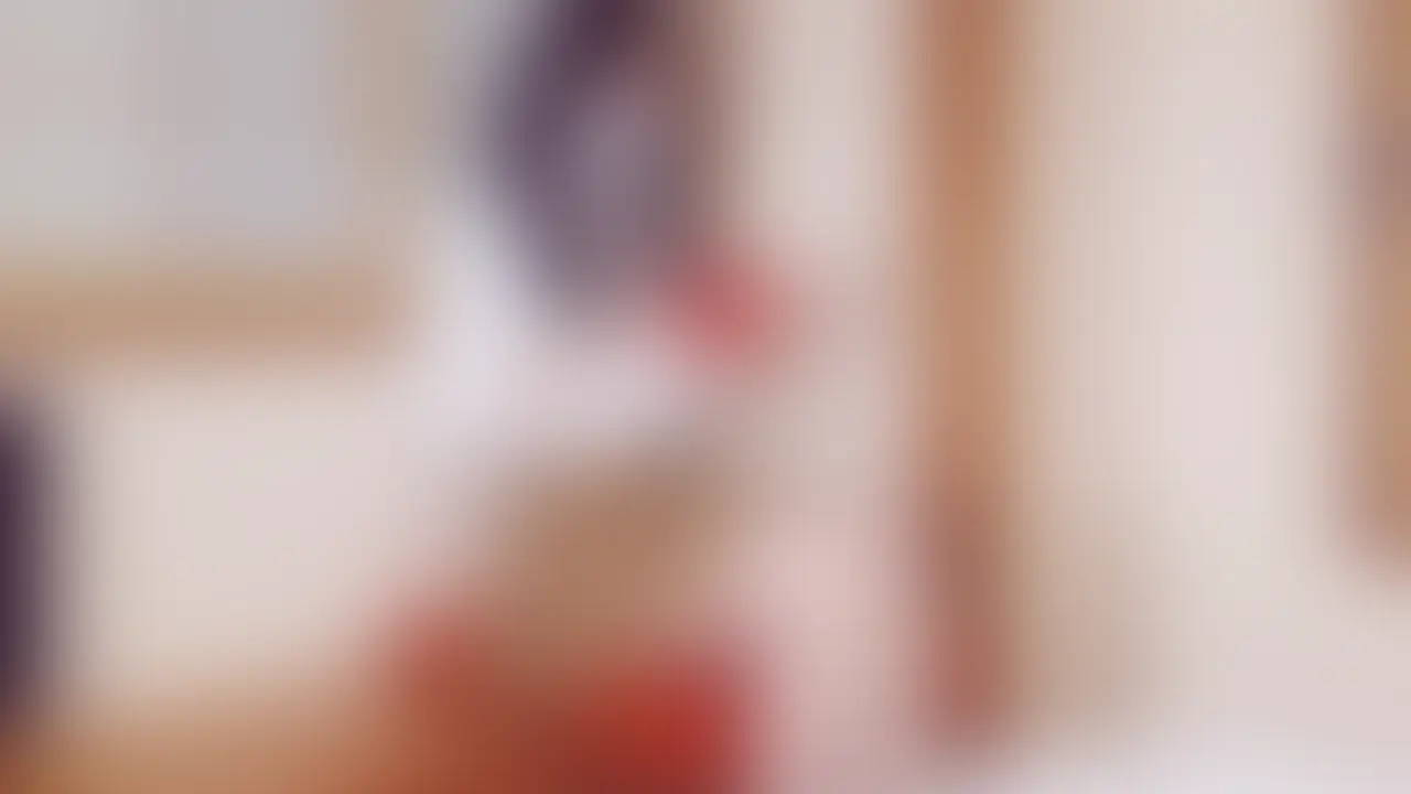 [mei 妄想#001] 布団の上で、気の緩んだパンチラ


出版社で編集アシスタントとして働くmei（めい）、26歳。
担当作家の原稿締切が迫る中、彼女は旅館の一室に“見張り役”として同伴していた。

「そろそろ原稿、書き始めてくれたかな……」
気になるけれど、そっとしておくしかない。

作家が隣の部屋にこもっている間、meiは静かな和室で読書をして過ごす。
けれど、文章に触れるたび、彼女の中にも想像の火が灯っていく——

原稿の世界と、現実の静けさが交差するこの場所で、meiの心は次第に“妄想”に染まっていく。


…もしかして今、あの部屋で、ひとりで淫らなことをしてるのかもしれない。


——とはいえ、作家は隣の部屋にこもりっきりで、なかなか原稿は進まない。
仕方なく、meiはひとり布団の上で待つことにした。

少しだけ気を抜いて、寝転んでスマホをいじる。
膝を立てたその足元から、スカートの奥がふと見えてしまう——
そんなことにすら気づかず、meiは夢中になって画面を見つめていた。

静かな和室の午後、
誰もいないはずのその部屋で、彼女の“無防備な瞬間”がこぼれ出す。 (2/2)