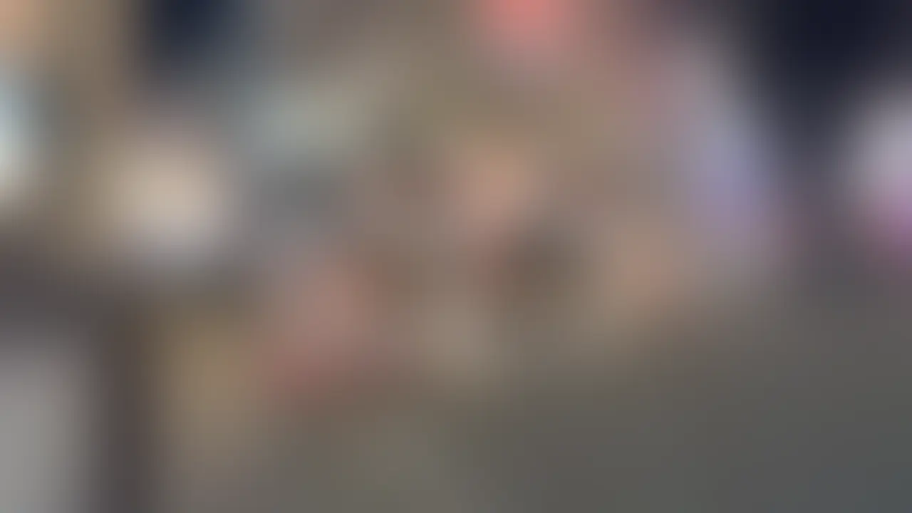 深夜新宿で路上保護した20歳専門学生　見た目に反し清純な下着　ぴちぴち豊満尻に我慢できず生挿入

1月中旬、新宿。年末年始特有の活気も落ち着き、週末深夜の人通りも落ち着いた。
夜遊びをする人間が減ってしまうこの時期は、少し寂しさも感じてしまう。
しかし、私にとっては都合のいい面もある。
人が多すぎるとホテルへ搬送する際も人目についてしまいやすくなる。
その点、この時期は周囲の目を気にすることなくホテルへ移動しやすくなるのだ。
この日も私は女性を探し求め、街を彷徨った。
楽しそうに夜遊びするギャルの集団を見かけては、悶々としながら、その捌け口を求めた。
1時間くらい探索をしたところで、道路脇に座り込んだ女性を発見した。
様子を見るため一度横を通り過ぎてみるが、動く気配はない。
心の中でガッツポーズを決めながら、彼女をホテルへと搬送することにした。
搬送する途中、彼女のバッグから美容専門学生の身分証が落ちた。
年齢は20歳、ぴちぴち専門学生の搬送に私は股間を熱くしながら移動した。 (2/2)