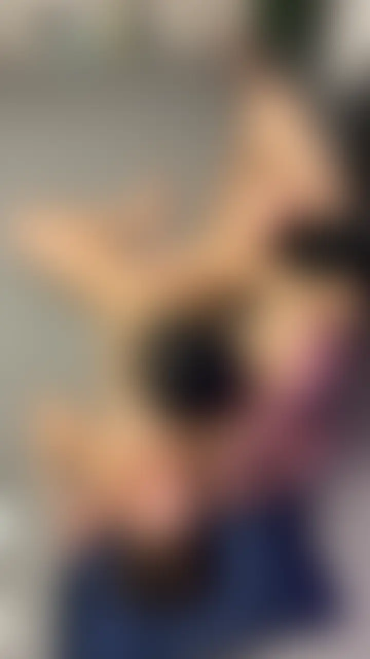【先輩と先輩の彼女と3人で食事中急用で先輩が抜けて家出待ってる間に先輩の彼女とHしてしまった】

みさと【25】先輩の彼女
天井　裸

昔からお世話になってるけんと先輩の彼女ののみさとさん
結構3人で食事に行っていてこの日も3人で食事をしてたら急にけんと先輩が会社に呼び出されて彼女と待っててくれないかと言われなので色々相談もしたくみさとさんと僕の自宅で待つことに

昔からショートカットで可愛いなと思っていて全く手を出すつもりなかった
けんと先輩の彼女だし
でも可愛いのと先輩の彼女と言う背徳感と難易度が高いのに燃えて落とそうと思っちゃいました

【先輩の彼女を落とした！】という背徳感の中から長いキスをする

横に倒すと
「やっぱりけんと裏切れないよ」と再度拒否するが
どんどんキスをしていく

そのまま手マンで落としイカセル

間髪入れずクンニへ
とうとうみさとさんの口から「りょう気持ちいい」を頂きました
そのまま「りょうイっちゃう！」とイカせる

「みさとさん僕も舐めて欲しい」と言うと「今日だけって約束できる？」と完堕ち
「絶対けんとに言わないで」と俺のをしゃぶる

今先輩の彼女が俺のを咥えてる…
先輩は仕事頑張ってるのに…
と考えるとガチで興奮する

そしてゴムを付けて挿入
とうとうやっちまった…
一番尊敬してるけんと先輩の彼女をやってしまった

後はもうイかせまくるだけ
「りょうだめ！」「りょうイっちゃう！」「イクいく！」とあのみさとさんが俺に抱かれてイキまくる

俺も我慢できずみさとさんの中でイってしまった
めっちゃきもちよかった

優しく抱きしめてくれるみさとさん
そのあとキスをして
「りょうシャワー貸して」と可愛く言われた

けんと先輩すみません
みさとさんとやっちゃいました
気持ち良かったです

お風呂からでたらやばかった
みさとさんがけんと先輩に電話して2時間後くらいに僕んちに来ることになった
みさとさんが着替えようとするからまたHしたいと言うと断られるからキスをして落とす
何回も「ダメだって」と言われるがキスとフェザータッチしてると感じて来るみさとさん

クリのフェザータッチが弱いみさとさんを攻め落とす

そのまま裸Hに発展
騎乗位からバックから正常位でみさとさんが「りょうだめ！イっちゃう！」とイキまくる

ラストはみさとさんの中に大量に中出ししちゃった
ラストけんと先輩が思ったより早くうちにきてかなり焦った
急いで着替えるみさとさん

けんと先輩が来て終了

みさとさんとの関係その後どうなったか？
もちろんみさとさんとまだやってます

今度ネクストで出しますね


タグ
素人　個人撮影　巨乳　変態　ハメ撮り　美乳　美女　乳首
お尻　フェラ　手コキ　中出し　騎乗位　生ハメ　顔出し
パンチラ　NTR　ギャル　下着　ミニスカ (2/2)