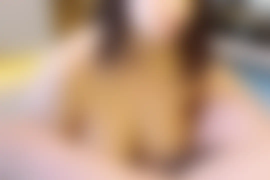 【プラチナ会員様以上向け動画】🎥
私服での撮影会📸
自前のワンピースだよ👗
この服もオッパイが大きく見えるよね?
元から大きいんだねどね🤭
ソファーの上に座らされて
カメラマンさんのイタズラが始まりました💦
本当はタッチダメなんだけど…
天然Kcupを服の上から、服の中から、モミモミ
服を裸させられ、ブラジャーが…
そのブラジャーも外されモミモミ、
そしてペロペロ♡
オッパイ凄く感じちゃう
カメラマンさん私のスイッチをもう知ってる…
そして『オナニーをしてって』指示
あれ?血が付いてる…生理になっちゃった
けど、オナニーして逝きました♡
その後、そのまま、カメラマンの指が…
生理で血が付いちゃうけど大丈夫なの?
おかまいなしにたくさん攻められ
乳首舐められたり手マンでまた逝っちゃった💓
そのままクンニまで💦
生理中なのに…
恥ずかしさと、でも、ペロペロして欲しい私が
そしてクンニでもいっちゃった💓
たくさん逝かせてもらったので
フェラでお礼♡
気持ちイイって💓
そして口内発射されちゃった💦
甘かった🤭
この後のために?🥰
パイズリで勃起させてあげました♡
パイズリは得意です💕
この続きもお楽しみに♡ (2/2)