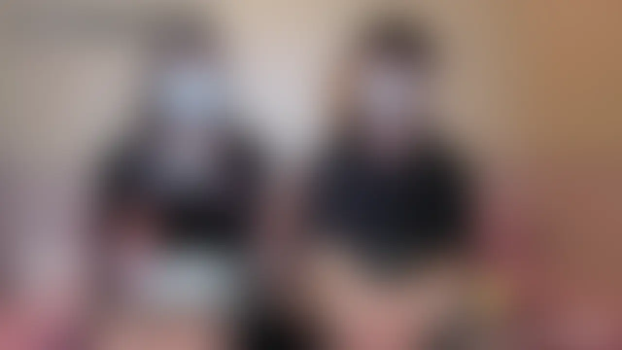 【25歳・医療事務・ゆか】見た目はアイドル系だし、推し活が趣味。でもエッチは割と好き、自炊するし家族想い、付き合ったら尽くすタイプだしで、気づいたら結婚したくなるインタビュー30分
🔥本編は近日公開予定!!🔥
今回登場してくれたのは、25歳・ゆかちゃん。
小顔フェイスにぱっちり二重、手足の長くスレンダーなモデル体型、ミニスカートにピチッとしたトップスがよく似合って、今時のアイドルみたいな可愛い系美人さんです。顔面偏差値55〜60ぐらい。
しかし、そんな見た目とは裏腹に、話し始めると意外と落ち着いた大人のお姉さんっぽい雰囲気で、どことなく色気を感じます。
今は転職活動中ですが、最近まで医療事務として4〜5年ほど真面目に働いていたそうです。
人のお世話が好きみたいで、今時の若者にしては珍しく、おじいちゃんおばあちゃんに囲まれる毎日は、自分にとても合っていたと言います。
その頃の経験が彼女の穏やかで思いやりのある性格を育てたのかもしれません。
趣味は地下アイドルの追っかけ(男女問わず)。熱心に遠征に通うほど。ただしガチ恋勢ではなく、純粋に"推す"ことが好きらしいです。ちな今は推しを探し中。
妹が一人いる長女で、実家との関係も良好。
一人暮らしをしながら自炊もする彼女は、家庭的な一面もちゃんと持っています。
4年ほど彼氏はいないみたいなんですが、付き合ったら年単位だそうな。
意外とエッチは結構好きで、長いこと彼氏がいないながらもちょこちょこやることはやってるそうで、気持ちいいと感じながら素直に楽しむタイプだと言います。
なんなら、将来は結婚して👦も欲しいという願望まである。
地下アイドルを追いかけながらも、なんだかんだ家族を大事にし、仕事も頑張り、付き合ったら相手を幸せにできそうな優しさと母性本能を持っています。
というかそもそも、女性が推し活をするのは、その母性本能ゆえのものであり。
女性の行う推し活とは、本来自分の彼氏旦那や👦に行くはずだったお世話したい、与えたい、という根源的な欲望の解消先なのであり、
したがって推し活力の高い女ほど、良き彼女、良き嫁、良き母をとなるポテンシャルを持っているのであり。
つまり、ゆかちゃんは優良物件説があるのであり、つまり結婚したいのであり…。自炊もするし、掃除もちゃんとするタイプらしいし。ワイや👦のお世話とかたくさんしてくれそうだし。
一見アイドルっぽくて、なんならアイドルの追っかけで、我の強い地雷系な第一印象だったんですが、話を聞けば聞くほど、ゆかちゃんは家庭的。そんなギャップが、彼女の大きな魅力だと思います。
このインタビューを最後まで聞くと、きっとゆかちゃんのことを好きになること間違いなし。
ゆかちゃんの素顔と本音を、まずはこの30分で味わってみてください。 (2/2)