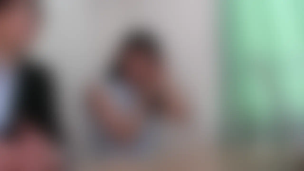 AVの制作会社が撮影した女優面接と大人のオモチャ責めを記録した映像です。
出演しているのは“ナオ”というアイドル系のルックスの女の子で、私は知りませんでしたが、かなり有名な現役の女優さんのようです。
この動画の内容は、面接、感度チェック(乳首、マンコ)、オナニー、オモチャ責め、です。
女優さんのマネージャーとのやりとりがあったりして、雰囲気がものすごく生々しいです。
なお、この動画には続きがあります。
残りも近日中にアップ予定です。 (2/2)