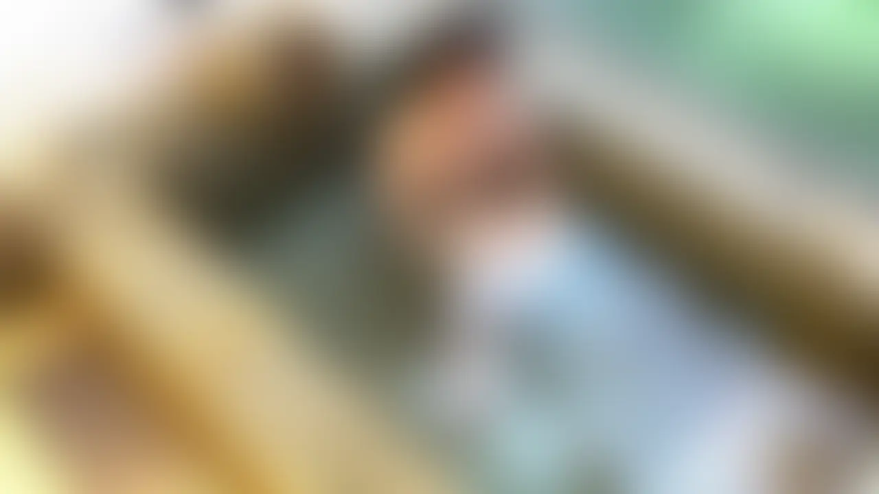 ⚠️GW特集⚠️目出し・後編🔥横浜のお嬢様さなちゃん 最後の温泉旅館お別れお泊まり 〜浴衣着衣生挿入から朝までノンストップハメ倒し〜

さなちゃん（おっとり優しい押しに弱い性格）が、
お別れお泊まりとしておじと最後の温泉旅館お泊まりに来てくれました。

あのさなちゃんが彼氏もできた…
「もうしばらく会えなくなっちゃう…」という寂しさを埋めるため、
二人だけの最後の思い出作りです。
熱海温泉への道のりから撮影スタート。

電車内や温泉街を歩きながら
「彼氏ができて会えなくなるから、たくさん思い出作ろうね…」
と囁くと、さなちゃんは少し寂しげに
微笑みながらも素直に頷いてくれます。

【こちらは前編・・・】
旅館に到着し、部屋に入った瞬間、目を輝かせて
「わぁ…温泉だ…！」と大興奮。

浴衣に着替えた姿を見て我慢できず、
早速イチャイチャスタート！！！

温泉でまったりした後、浴衣姿のさなちゃんを見て興奮MAX。
浴衣のまま立ちフェラ→布団横で本格フェラ

「まだイっちゃダメ…」
「我慢できない、ごめん！！」
って大袈裟にビクビク痙攣しながら
口内にドピュドピュ大量射精！！！

お布団でまったり会話中、
「今度は自分が攻めるね。目隠ししたことある？」
「ない…やってみたい」
と答えて浴衣のまま目隠し。
tara＋ローターでじっくりクリ攻め
→イキそうになった瞬間に乳首責め追加→連続イキ！！！
声が大きくなってきたので手で口を押さえながらさらにイカせ、

「なめたくなってきた…入れてほしい…」

っておねだりさせて、
「もう一回言って」って言わせてから浴衣着衣のまま生挿入！！！

ノーマルでゆっくり奥まで沈めて子宮口にガンガン
たっぷり中出しフィニッシュ！！！

【後編はこちらから・・・】
夜は浴衣姿のままお布団でイチャイチャ
フェラ→69で激しく舐め合い！！
おはようシーンでは浴衣のまま寝ているなこちゃんを起こして歯磨き中にイチャイチャ→パイズリで口内フィニッシュ！！！
チェックアウト前、「やばい…もう一回挿れたくなってきた…」と
私服に着替えようとするところを呼び止めて、
バックで激しく挿入
最後の一発を子宮に叩き込んでフィニッシュ！！！

お別れ旅行として、彼氏ができて会えなくなる寂しさを埋めるように、
浴衣着衣生挿入、目隠しオナニー、温泉マッサージ、
夜の69、朝の追撃…

1泊2日ノンストップでハメ倒した全記録をガチで撮りました♡

前作も一緒にチェックして頂けるとより楽しめます⚠️
【出会い編】
https://myfans.jp/posts/8efb2ab5-07fd-46a7-b00a-e553a4afb2e8?swipe=1&sort_key=publish_start_at


【初お泊まり編】
https://myfans.jp/posts/54c2141b-c901-4182-b73a-d9854ab569be?swipe=1&sort_key=publish_start_at (2/2)