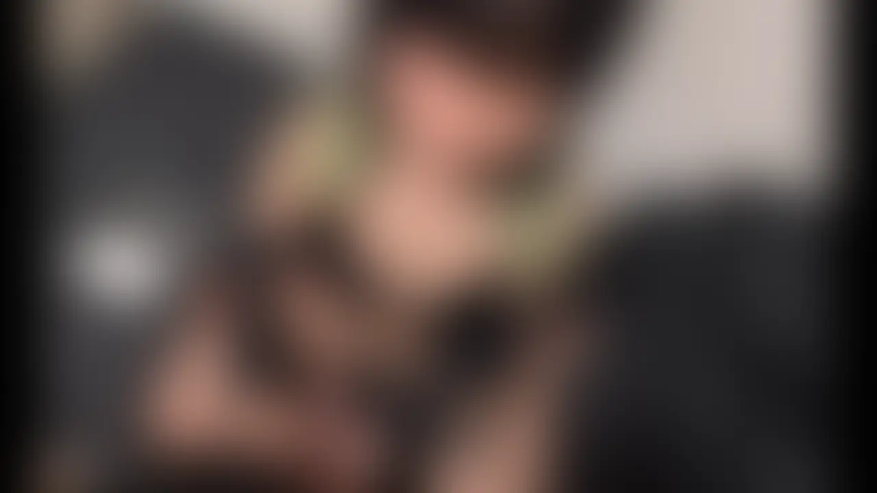 可愛くて普段は甘えん坊な彼女が、今日はレザーの黒ビキニに黒網タイツという超セクシーで攻撃的な衣装に身を包んで登場。
「ずりずりされるの想像しちゃった?」
ちょっとSな笑顔で彼氏のチンポを拘束し、たっぷりローションを染み込ませたガーゼを敏感な亀頭に密着させて、ゆっくり、ねっとりと磨く。
「潮ふいたくせにまたおっきくしてんの?」
1度潮ふきした後もガーゼのザラザラとした刺激で亀頭を執拗にコネコネ。
射精寸前の快楽地獄に落とされ、男の潮を連続で吹かされてしまう!
可愛い彼女のサディスティックな言葉責めと、レザービキニの艶やかなボディが絡み合う本格的な亀頭責めフェチ作品。
彼氏が連続で潮吹きしてガクガク痙攣する姿を、至近距離でたっぷり収録。
M心をくすぐる甘い痴女プレイが好きな方に超おすすめです! (2/2)