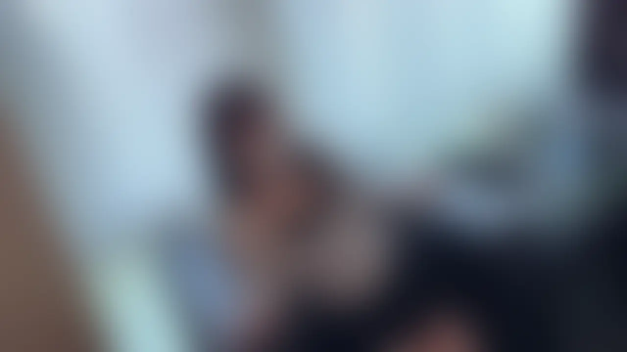 【Hカップ美爆乳の脱毛サロン受付さんをナンパして、初ハメ撮りしちゃいました。優しい子だったのでノリでそのままゴムなし生セックス】
【マスク顔出し】(本編1時間21分)
クリニックとかの受付でマスクしてる女の子ってなんかエロくないですか?笑 僕だけでしょうか。この子も以前通っていた脱毛サロンで、毎回受付してくれる女の子で、美人さんだし、服の上からでもわかるおっぱいの大きさで、雰囲気からエロいな〜と。
我慢できず何回目かの時に声かけて奇跡的に連絡先ゲット。後日仲良くなって、ついにハメ撮りまで成功したので公開しちゃいます。
サンプルからもわかると思いますが、脱がせると全く垂れてないめちゃくちゃハリのある巨乳で、超綺麗だったので揉みまくっちゃいました。しかもベロチューしながら手コキしてくれたり、丁寧に舐めてくれて献身的なのも最高です。。
ノリでゴムなしでいけたので、生中出ししちゃいました。 (2/2)