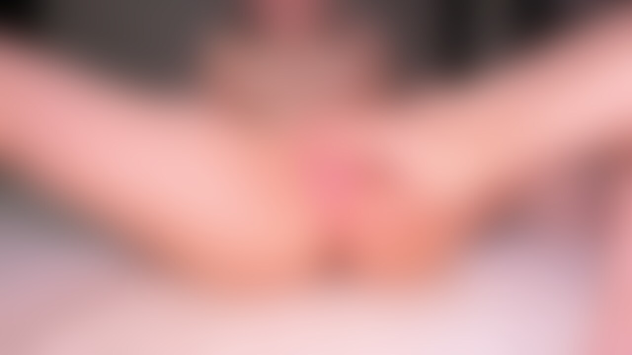 久しぶりのローションプレイ🥺💕（short ver)
真っ白マン汁いっぱいだよ🥺

どろっどろのローション手コキたっぷりしました❤️
ガッチガチのちんちんがびくびくしてて可愛かった🥺
ローション手コキって気持ちいみたいでちゅーしながらいっぱいしてあげたよ💗

交代して今度は私がローションでクリトリスも膣中もたっぷりいじめられました🫠
指挿れられながらクリ擦られるのやばかった笑

ヌルヌルのままバックで突かれまくって潮もじゃばじゃばです🐳
今回最初から最後まで潮吹き止まらなくて水たまりできてました🫠

だーいすきな正常位で子宮押しつぶされるくらい
ちんちんで突いてもらった💗
正常位って顔見れるし、密着できるし、大好きです🥺

本当にえちえち動画すぎる🫠 (2/2)