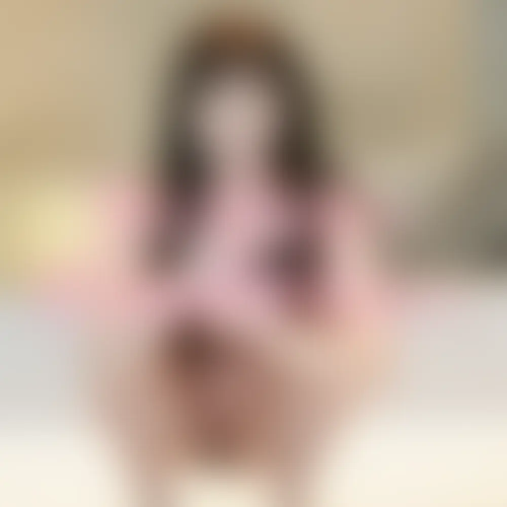 右上の「いいね💕」を押してから読んでくれたら嬉しいです🥹
こんにちは、あかりです🐣
今日は、少し大胆な私をお見せします🫣
ふわっとしたランジェリーに着替えて、
ソファの前で、ぽつんとひとり。
「なんとなく…ムラムラしちゃう日」って、ありますよね。
今日は、まさにそんな日で──。
最初はただ、胸元をなぞっていただけだったのに、
気づけばカラダは正直になっていて…
指先が止まらなくなっちゃいました。
そして、手に取ったのは──
私の“お気に入り”のディルド。
だんだんと激しくなる腰の動き、
ソファに手をついて耐えるように喘ぐ私の声…。
理性がとろけて、
ただ“感じること”に夢中になっていく姿を、
そっと覗いてみてください🫣
恥ずかしいけど、
きっと「見てよかった」って思ってもらえると思います♡
あなたの心とカラダにも、
何かが届きますように…♡
感想やコメント、DMもお待ちしてます🥰
あかり🐣 (2/2)