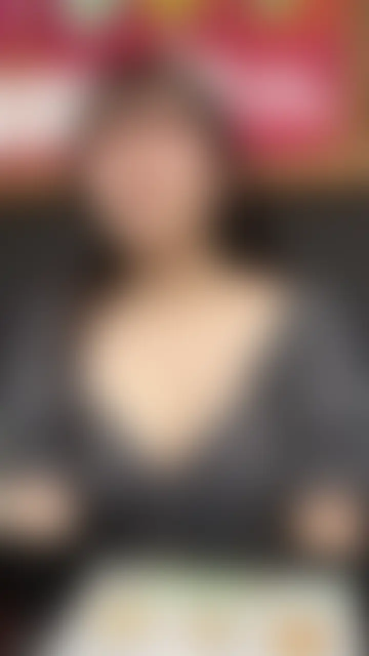 【本編完全顔出し】25歳新婚1年目の看護士さんから「スマホを見てしまって発覚したんですが、ずっと浮気されてました。
悔しくて復讐したいです。」と連絡を受け、生中出し。
結婚後も、都内の病院で看護士として勤務されている天然Fカップの巨乳美人さん。
「結婚して1年、レスになり7ヶ月。
旦那は浮気相手と猿みたいにセックスしてるんじゃないんですか?
私たち2人はもうずっとしてないし、ほとんど終わった関係です。
私もされっぱなしじゃ嫌なので、してやろうと思って連絡しました。」
そう語りながら、電マで潮を吹いたりヨダレをだらだら垂らしながら他人棒を咥えて離さない淫乱変態妻。
その様子に、僕の友達もかなり興奮してしまい最後は無許可で中出し。
幸せそうな顔でご帰宅されていました。
めちゃくちゃエロかったです。 (2/2)