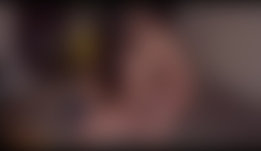 Tinderで会ったダンサー女に複数打診したら満更でもなさそうだったので歳上サラリーマンにプレゼント(11分51秒)
【解説】
男女共に「こんな属性の人とセックスしてみたい」というのはあるでしょう。
ダンサーもその中に確実にランクインするのではないでしょうか。
某マッチングアプリで出会ったダンサーの女性。
美しい長髪と引き締まった身体。
華奢ながらも腹筋やお尻に薄っすらと筋肉があるのが分かります。
そんな芸術的な身体を好き放題にしちゃう動画です!!
キスをしながらお互いの身体を弄り合っているところから動画はスタート。
彼女の美しいスタイルがよく分かるシーンでもあります。
○○○の細かい美しい肌にネイビーの下着が映えますね。
ゆっくりとした動きでペニスを扱いているのもたまりません。
下着を脱がせて、クンニリングスへ。
ツルツルのパイパンがとってもセクシーです。
男性のテクニックに圧倒されて声が震えちゃってます。
手マンされながらもペニスは口から離さないあたりも性に積極的な感じで興奮ポイントですね!!
お待ちかねの挿入シーンも見ものです!
日々のダンスで引き締まった狭い膣内にペニスが入っていきます!
身体を震わせながら感じているのがたまりません!!
体位は正常位、騎乗位、バックとしっかりと基本の体位を網羅。
息を切らせながらもお互いを激しく求め合っているのが最高ですね!!
特に後半になるほど身体を弾ませるように絶頂を繰り返しているのも抜きドコロの1つです。
フィニッシュのシーンでは正常位でディープキスをしながら女性が男性に脚を絡ませて快感を貪ろうとしているのがヤバ過ぎます!
運動をしてる女性ならではの性欲の強さと感度の高さを感じられる良動画となっています!!
ダンサーの情熱的な濃厚セックスをぜひぜひご覧ください!! (2/2)