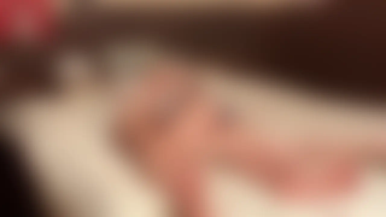 【ドスケベ巨乳人妻の特濃前戯を味わい、騎乗位で腰使いと巨乳絶景を味わい、正常位で生まんこを味い、生中出しを味わう】
別角度Ver.
※投稿の順番が前後しており、後日公開の動画が本編動画です。
息を吸うようにミカさんに前戯してほしいと頼むと当たり前のようにSEX開始。
もはや僕の乳首のどこが弱いかは完全に把握されており軽くジャブ打ちするかのように乳首を責めてきます…が、今回はヘソ舐めという新しいプレイが追加!
なんでしょう…不思議なヘソをほじくられる感覚、なんか癖になるようなプレイです。
ヘソ舐め好きという珍しいプレイが好きな人教えてください!
しばらく乳首舐められてからミカさんの特濃ねっとりフェラが開始。
気づいちゃったのですがちんこに対して90度の角度からフェラめちゃくちゃ気持ちいいんですが世間的にはどうなのでしょう…というか見た目も偉すぎる。
そしてミカさんの騎乗位!ミカさんはちんこ舐めるだけであそこびしゃびしゃになるのでエロくて最高です!
そのまま挿入させてもらえます。
ゆっくりと入るちんこにお互い気持ちよさが抑えられません。最高の瞬間です。
あとは少し腰を浮かしてミカさんに全てを託すと勝手にエロい騎乗位が始まります。
もうミカさんの騎乗位エロすぎてAVで騎乗位みてもつまらなくてスキップしちゃいます😑
好きなだけ動いてもらったので最後は僕が正常位体勢で好きなように動かさせてもらいます。
自分のちんこが最高に気持ちよくなるポイント探し当てながはほじくるの最高です。
ジワジワと締まってくるまんこを感じながら生で中出しする瞬間はたまりません。
今回もたくさん中に出させていただきました。 (2/2)