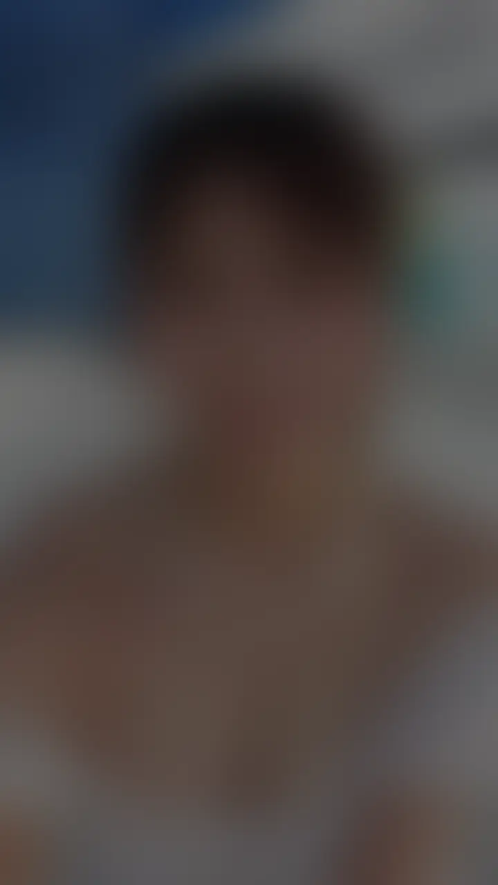 こんばんは、ももちです💖
お盆休み…ゆっくりできてますか~?⟡.*
本当は昨日の夜に動画をアップする予定だったんですけど…編集しながらウトウトして、そのまま…夢の中へ。。( ¯꒳¯ )ᐝ
気づけば朝で…本当にごめんなさい🙏
┈┈┈┈┈┈┈┈┈┈
海でのオフショット📸、たくさん喜んでもらえて嬉しかったです////💕
めっちゃ焼けたけど…それもいい思い出(*´ω`*)
でも…あれだけで終わらないのがももちですっ♡えへ
あのあと実は――テントの中で、こっそり…ビキニに生着替えしてました。
外では家族連れやカップルが楽しそうに行き交ってて…
そのすぐ横で…私は、服を一枚ずつ…ゆっくり脱いでいき…
入口の前を何度も人が通って、影が差すたびに、
「えっ…」って息を止めて…。。
何回か子連れのパパさんと目が合ってヒヤヒヤ、どきどき💦
テントの中で好きな人とこっそり、イチャイチャ♡そんなイメージで自撮りしてみました💖📸
ふたりだけの、背徳の“常時”を楽しんでね…(//∇//) (2/2)
