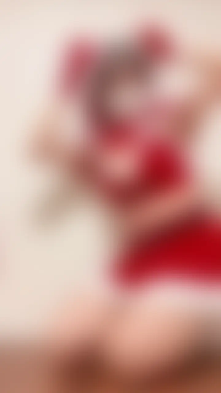 22歳・F乳女子大生のえちサンタ💝🎄
※今回は音なしです。
ちょっとドキドキしながら、
自分でクリ触ってみたり、
大人っぽいおもちゃも入れてみました🩷
実はこのおもちゃ、
いつ使っても刺激が強すぎて
毎回つい表情に出ちゃうんだよね…😖😖
Tバックも初挑戦でした。
履いた瞬間はそわそわしたけど、
なんだか少し大人になった気分。
今年は、
二人きりで
私と過ごそ?🫶 (2/2)