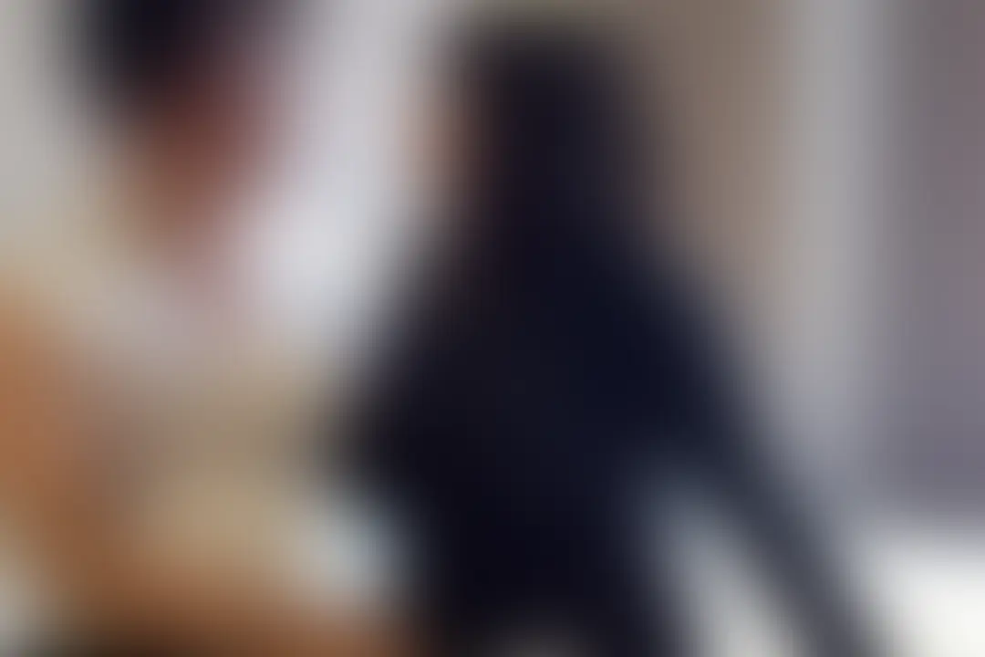 【ゴールド会員様以上向け動画】🎥

常連カメラマンさんに撮影旅行に
連れていってもらったよ✈️
飛行機で行くなんて贅沢✨

ホテル内の撮影スポットで色々と撮影📸
そしてチェックインして部屋で撮影📸

そして…カメラマンさんからのイタズラ…
天然Kcupを弄られ、揉まれ、舐められました💗

スカートを脱ぐように指示されて素直に従う私…
パンツの上から大切なアソコを弄られ♡
次第に指がパンツの中に侵入…
クチョクチョアソコから音が聞こえる…
そんなに濡れているの💦

カメラマンさんに『オナニーが見たい』と言われ
指でクリちゃんやアソコを出し入れしたら
逝って身体がピクピクしちゃった💗

そしてそのままカメラマンさんに手マンされたよ…
カメラマンさんの太い指を出し入れされて
またまた逝っちゃた…
最近、逝きやすい身体に開発されているかも💕

【別アングルバージョン】
もう撮影会を忘れてベットへ
甘いキスから始まり私の身体を…
さっきから手ばかりだからカメラマンさんの
舌使いも欲しくなっている私がいます🥰

続編もお楽しみに♡ (2/2)