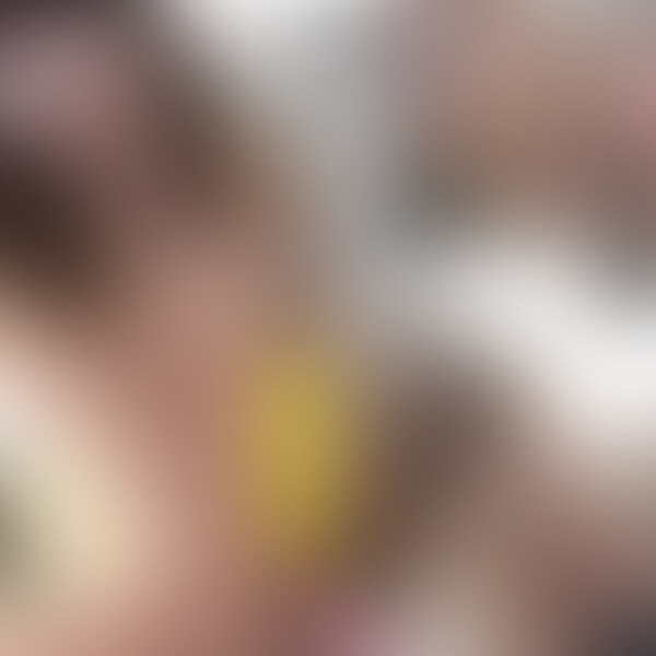 わがまま彼女が「挿入てほしい・・・」と。少しだけM男の気持ちが分かった【奉仕SEX】
フェラチオ専門で活動をしていますが、続けていればこういう事もあります(^^♪
いつも通りフェラチオの撮影を始めたのですが彼女のエンジンが段々とかかってきてしまいちんこを口から外し素股で挑発されてしまいました。
この素股が滅茶苦茶気持ちいいしにゅるにゅるのまんこに時々当たるクリ。。。。そのはは入ってしまいそうな勢いでした。
「入れたいです。」
「入れちゃダメですか？・・・」
と挑発気味に懇願してくるのです。
最初は自分も少し抵抗というかフェラチオを撮らないと。。。
なんて考えてしまいましたが気持ちも入れ換えてそのままSEXをしてしまいました。正直ラッキーです。
ゴム準備してなかったので急遽ｗｗ
気持ちが切り替わる前はM男ってこんなことされるとよろこぶんだろうなぁと。
しかし彼女はS女って訳ではなく【わがまま】が一番似合う表現ですね！
しばらくは騎乗位で腰振りまくってました。
後半はもう【ご奉仕SEX】です。
自分も夢中になってますが彼女を立てて立てて褒めまくりながらのSEXでしたね(^^♪ (2/2)