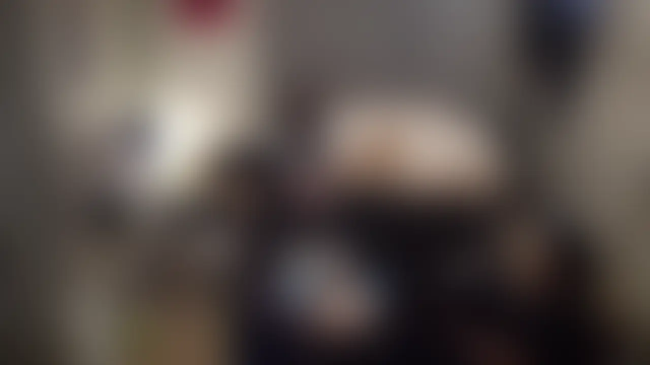 これが本当の穴兄弟？色っぽい兄嫁を酔わせてハメたSEX動画!!!
先日、とあることがきっかけで義姉がウチに遊びに来ることになりました。
義姉は、現在は僕の兄貴の妻ですが、元々は僕が紹介してあげたんです。
年齢も僕のほうが彼女に近かったりして、ちょっと間違えば僕が結婚していても不思議ではないほどです。

義姉にはなんとも言えないセクシーさがあります。
ミニスカや網タイツと言った物理的な部分と、内面から醸し出されるセクシーさです。
僕はそんな彼女をオカズにして、何度オナニーしたことか…とても数えきれません。

今回、彼女がウチに来ることはもう何日も前から決まっていました。
僕はその日にあわせて、部屋中にビデオカメラをセットしました。
それはご想像の通りで、彼女とエッチして、その光景を撮影するためです。

元々は、販売目的ではありませんでしたが、思ったよりも良い感じに撮れたので販売させていただきます。
罪悪感は、まったく無いわけではないですが、思ったよりはありません。

だけど、この日以来、彼女とは一度も会っていません。
もちろん兄貴にはナイショです。 (2/2)