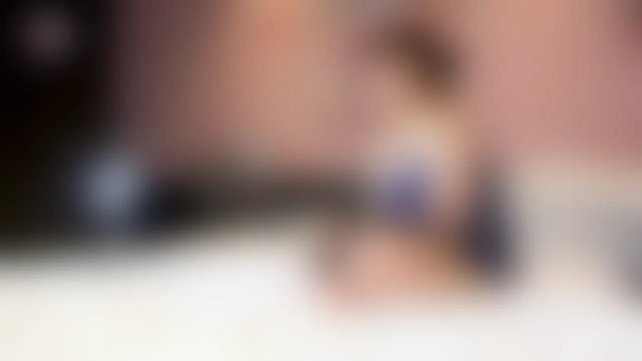 体液女臭責め痴女ひなた尿染み下着M男パンスト手袋亀頭みがき手コキ
唾液やおしっこの匂いに包まれて極上の射精がしたい、
そんな願望を叶える充実プレイを楽しみました。
そんなおしっこ染み染みパンティをかぶったまま、
次のプレイがスタートします。
パンスト手袋での亀頭みがき手コキです。
「変態ちんこ、パンパンになっちゃった」と、
パンツかぶりM男の勃起ちんこの亀頭を中心に
揉みくちゃにこねくり回します。
キョーレツな刺激でM男も発狂しまくりだったのですが、
「耐えて! 耐えて! 耐えて!」と
ひなたちゃんの応援が加わります。
下着の匂いもたっぷり味わえているので、
くすぐったさを興奮が上回っている状態です。
そんな興奮が高まりすぎてしまったのか、
M男があっという間に暴発射精してしまったのです。
M男があまりに早く射精してしまったため、
ひなたちゃんもちょっと不満げ。
「まだイケるよね? もっとイケるよね?」と
直後責めのスタートです。しかもかなりの長時間です。
ヤメたと思ったらまた再開、が繰り返されます。
M男もあまりのくすぐったさに絶叫するのですが、
絶叫するたびに下着の匂いを楽しむことができるので
それが中和剤となってギリ頑張ることができたようでした。
くすぐったを上回る女臭の興奮、
それを思い知らされた充実のプレイとなりました。
1920*1080
12:36
969.6MB
.mp4 (2/2)