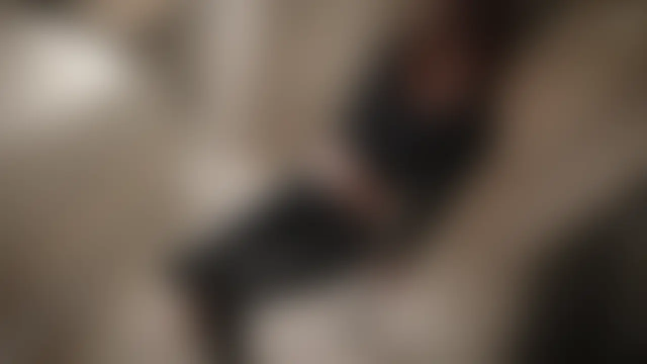 ハイヒール美脚がエロすぎる♡パンツびしょ濡れまんすじぬるぬる騎乗位オナニー
黒いピンヒールが美しく伸びるスレンダー美脚の美女が、妖艶に微笑む。
きつきつな黒パンツはすでに愛液でびしょ濡れで、まんすじが卑猥に光っている。
彼女はゆっくりとディルドに跨がり、ハイヒールを履いたまま腰を沈めていく…。
ぬるぬるの愛液が糸を引いて滴り落ち、パンツ越しにクリトリスを刺激しながら激しく腰を振りまくる。
喘ぎ声が漏れるたび、まんすじがパンツに食い込み、ぐちゅぐちゅと淫らな音が響く。
美脚を震わせながら何度も絶頂を迎え、最後はパンツを横にずらして直接挿入、痙攣しながら大量の潮を吹いてフィニッシュ。
エロすぎるハイヒール美脚とびしょ濡れパンツの組み合わせがたまらない、騎乗位オナニー。 (2/2)