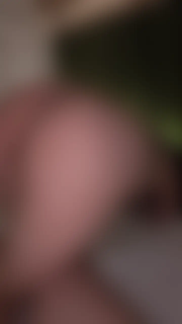 パンパンの尻振りまくって連続イキ、呂律も回ってなくて、完全に雌犬になってました。ゴリゴリのバックでチ○ポ飲み込みながら、悦びのマン屁、、、
【本編顔出し公開中】
大学時代の先輩から急に電話がきてサシ飲みに。
ワンピースの下はスケスケの勝負下着で、
いざ脱がせてみたらむちむちボディにデカ乳輪、ツヤツヤパイパンのフル装備。
上品な顔してるのに、感じ方も喘ぎ声もめちゃくちゃ下品で最高でした、、、 (2/2)