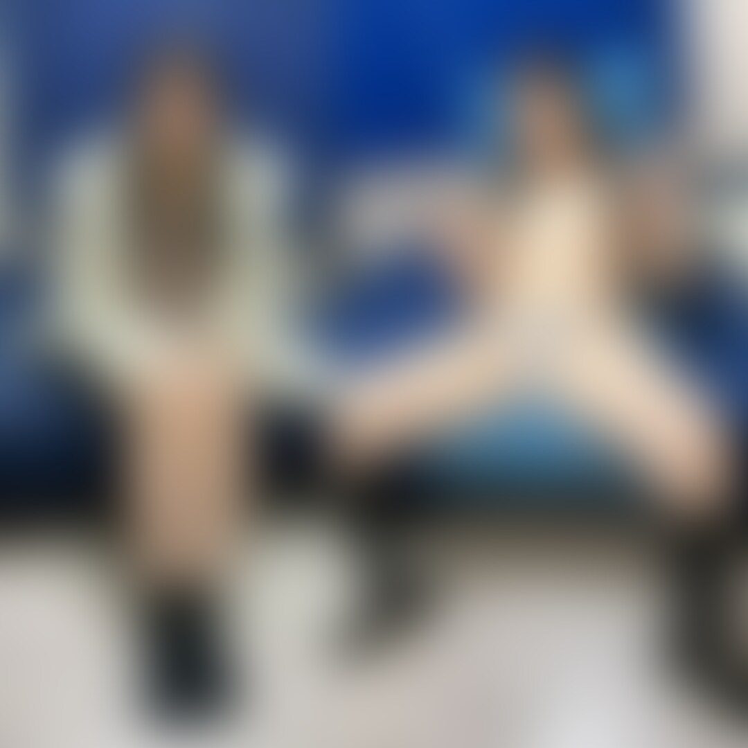 【先行公開】橋〇環奈似の色白美女 ノリが良くいわれるがまま下着姿に。電マを強く当て叫びながらあっさり外イキ。
==============================
お気に入りの顔なら「いいね♥」「ブックマーク▼」お願い致します。またハメ撮りしてくる基準に致します。
==============================
※ハメ無し、女の子オナニーイキまで。
橋〇環奈似の色白美女。
いつもの手口でインタビューして、
そのままヤリ部屋に連れ込んで、
いつも通り、脱がせて遊びました。
定番のロングブーツを履かせて、
タイト目なワンピースから覗く
パンチラを撮り、
ブラチラさせると、
何だか楽しそうにしてます。
ノリが良いタイプですね。
イケそうだったので追加の交渉をすると、
あっさりブラを外すことに成功。
かなりの美乳です。
腋もしっかり脱毛してて、
腋見せポーズが映えますね。
しっかりおっぱいも揉んでおきました。
VIOは、整えているだけで残してました。
男の気持ちがちゃんと分かってますね(笑)
パンツを食い込ませて楽しんだら、
電マを取り出し、
鼠径部から当てていきます。
クリ付近に押し当てられると、
アンアン喘ぎ出す彼女。
かなりの敏感体質のようです。
そのままどんどん吐息が荒くなり、
叫びながらあっさり外イキ。
イっちゃったのか聞くと、
「はい…♥」
そしてそのまま… (2/2)