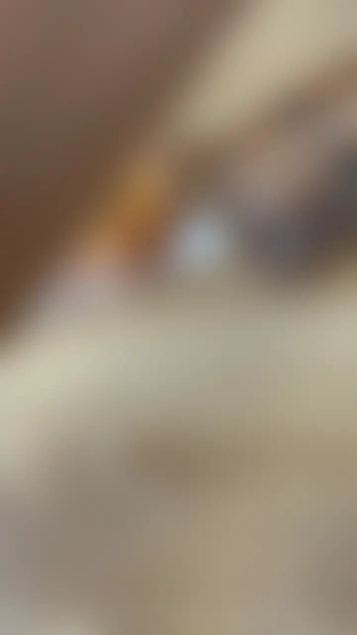 "本編完全顔出し"高◯を卒業した次の日に会いに来てくれて子と即えっち。半年前から僕のXアカウントを見て会いたいとDMをくれてたMちゃんと会ってきた。
髪染めて可愛くなってから会いたいからと言われてからずっとこの日を待ってた。受験勉強の相談に乗ってあげてたので次は僕が彼女に乗る番です笑、普段はこうやって冗談混じりで笑い合っていた彼女といざ裸で向き合うとお互い緊張して言葉に詰まりながらも絡み合うリアルな雰囲気を残しました。 (2/2)