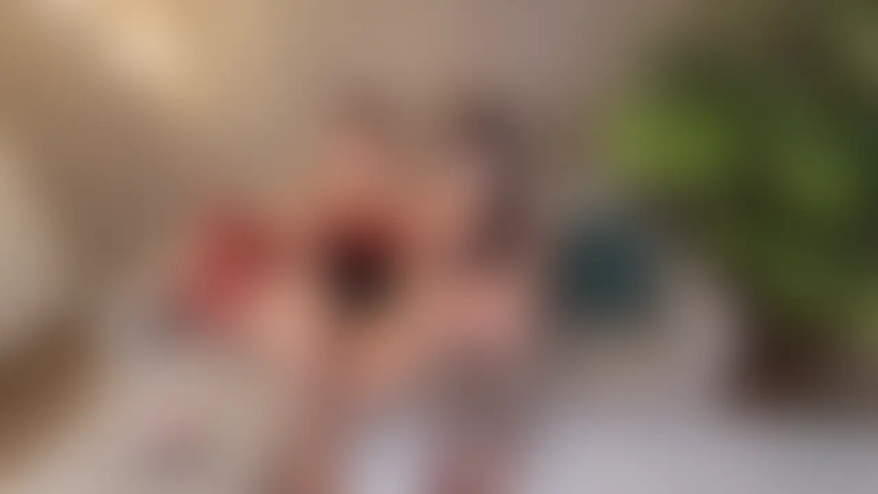 【3Pレズ調教】拘束されて…電マ責めで2回イカされるゆりか💋💦
いつもは責める側の女王様ゆりかが、まさかの受け身に…
2人の痴女に足を押さえつけられ、身動きできないまま電マ責め💓
「やだ…見ないで…」って恥ずかしがる顔をジッと見られながら、
乳首とおまんこを同時に責められ、快感に抗えずビクビク💦
何度も耐えようとするけど、ついに限界…
連続で2回、イかされてしまう恥〇と快楽の3Pレズセックス💋
羞恥・拘束・快楽の全部盛り、受け身ゆりかが見れる激レア作品です✨ (2/2)