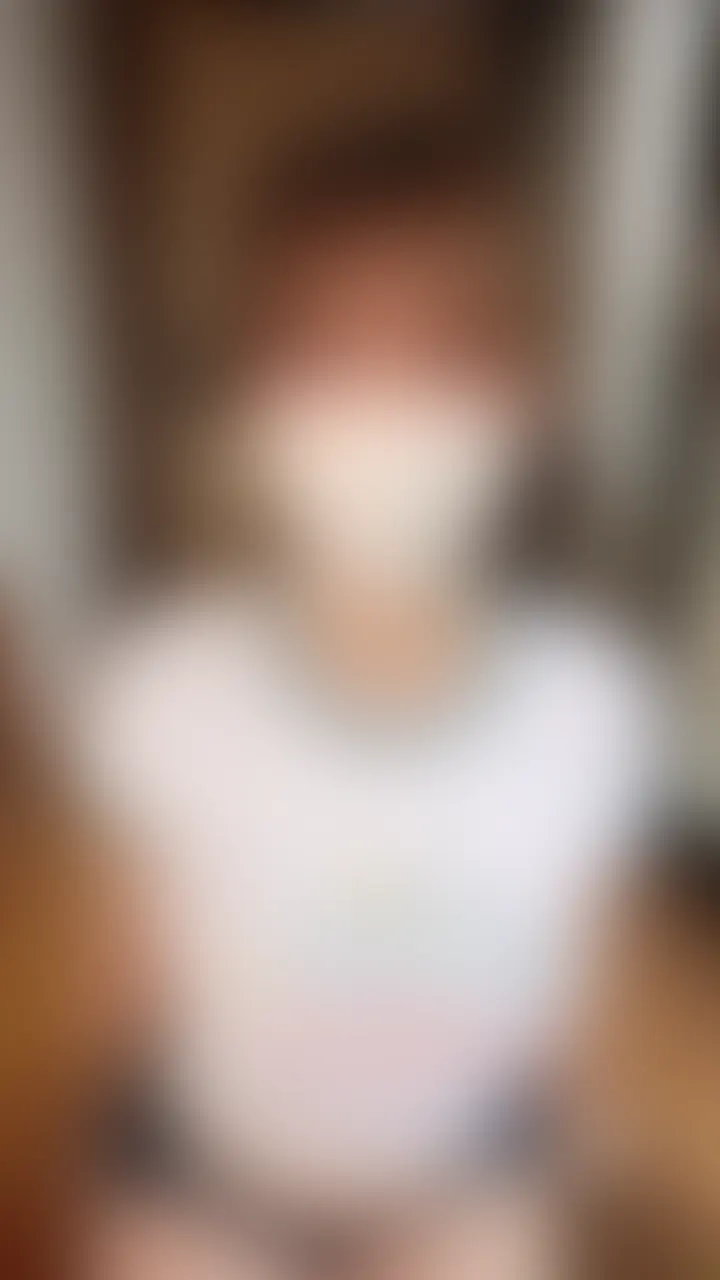 先日おばあちゃん家に行ったときに、家族が外出中にこっそりおなにーした様子です。。
この日はなんだか開放的な気分になっちゃって、
今回は玄関先や縁側、お庭でノーブラになってみたり、おっぱい丸出しになってみました。。////
まだ明るい時間帯だったから、人通りも結構あって…
外から丸見えなのに、縁側で大胆オナニー。。
旅先ってなぜかいつもよりムラムラしちゃうの私だけかな、、///
ポーチに忍ばせておいたイボイボ指サックで、ゆっくりじっくりキツキツおまんこをほぐして…♡
この指サック、おちんちんのカリ??
の形みたいになってて🍄気持ちいいところにピンポイントで引っかかるから、もう、、やばくて…//////
(カメラにアップでオモチャも映してみたよ♡)
こんなことダメなのに…ドキドキ緊張感が刺激になって気付いたらぐちょぐちょ指が止まらず。。💦
あんなにたくさん噴射しちゃって、カメラに大量のお潮が直撃💦
ラストはパンパン音立てながら夢中でピストン///////////
おばあちゃんこんな子に育ってごめんなさい🙏
でも…気持ち良くって止められなかったんだもん(,,. .,, ) ՞ ՞ (2/2)