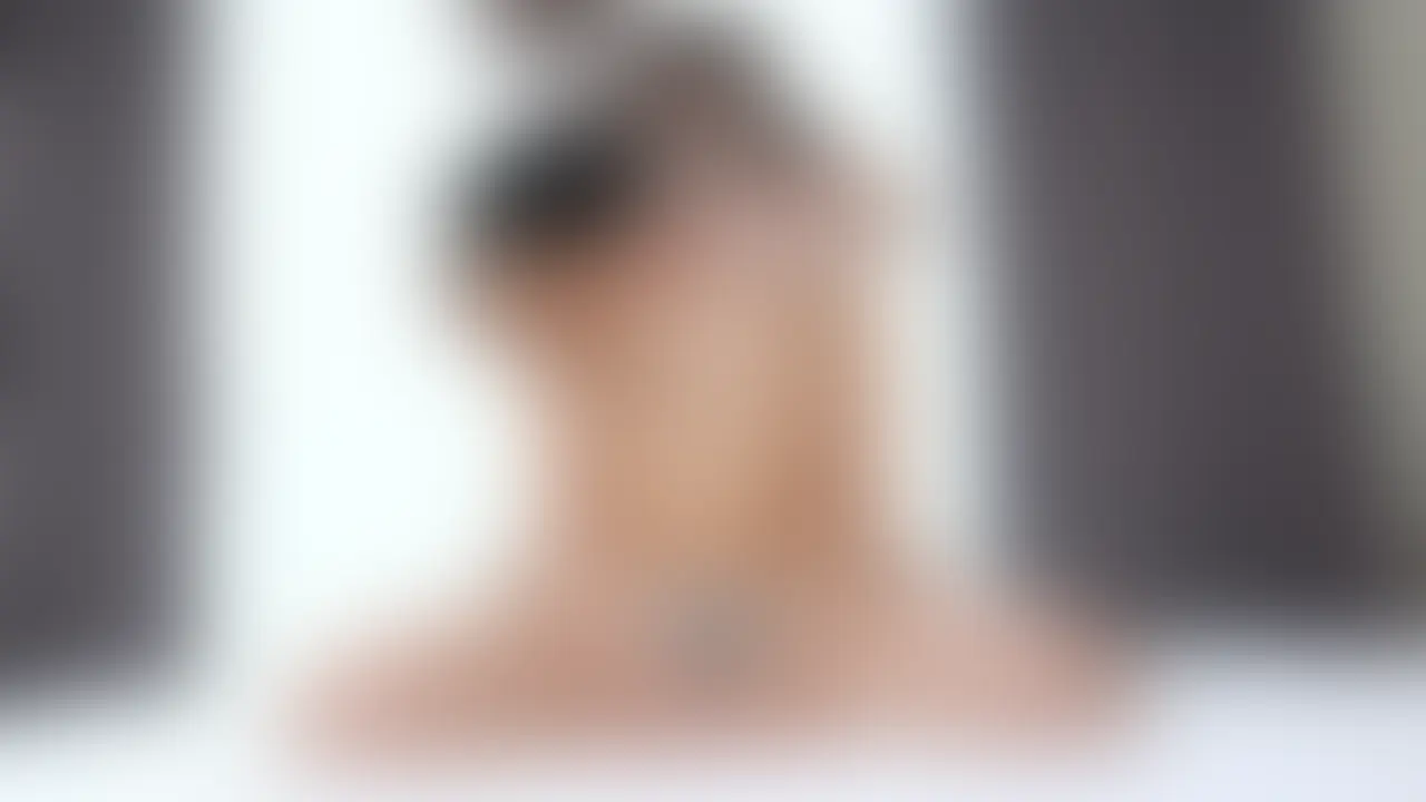 【乳首をめぐる冒険:ヌルテカオイルマッサージ編】【TIK005-d】
💕ひなちゃん18歳💕の場合。
名前:ひな
年齢:18歳
職業:女子大生
バスト:超絶敏感Bカップ
身長:155cm
血液型:A型
出身地:長野県
はじめまして、私、ひなです。
18歳です。
大学の文学部に通っています。
好きな授業は物語論や創作に関するものです。
まだ自分に自信がなくて、少しオドオドしてしまうんですけど、
暖かく見守っていただけると嬉しいです💦
私はバンドサークルに所属していて、ギターを担当しています!
小さいころに見た、文化祭のバンドが印象的で、
「自分もあんなふうに音楽で誰かを感動させられる人になりたい」と思ったのがきっかけでギターを始めました。
大学では音楽が好きな人たちと一緒に演奏できる環境があると知って、勇気を出してサークルに入りました。
ロックを演奏することが多くて、カッコいいフレーズが決まったときはすごく気持ちいいです
だけど、みんなで音を合わせるのはちょっと緊張してしまうので、
いつも心の中で「頑張れ!」って自分に言い聞かせています!
普段は、図書館で本を読んだり
静かなカフェで音楽を聴くのが好きです
今回応募した理由なのですが、
Twitterで乳首を弄られてる女の子の動画をたまたま見つけてしまって、
それが本当に気持ち良さそうだったので、
私なんかでも弄ってもらえるのかなって思ってDMを送りました。
実は私は少し敏感な体質で、
人に直接肌を触れられるだけでビクッとしちゃうことがあります。
この撮影は色々としてもらった撮影なんですけど、
私みたいな体質が不思議に思われないかなって少し心配です。
どうぞ、よろしくお願いします。
そんな彼女の…
乳首をめぐる冒険が始まる。 (2/2)