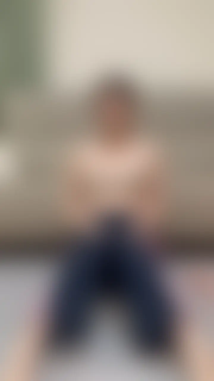 家に居たので部活で履いてた
PUMAのジャージ履いて
動画回してみたら興味範囲で
人生初のディルド使ってみました…

最初はやめようか迷ってたのに、
そのまま流れで続けてしまってる感じも
そのまま残ってます。

誰もいないのに見られてる気がして、
ちょっと緊張してるのも伝わると思います。

作ってないリアルな空気感とか、
初めてのぎこちなさが好きな人には刺さると思います。

よかったら最後まで見てください。 (2/2)