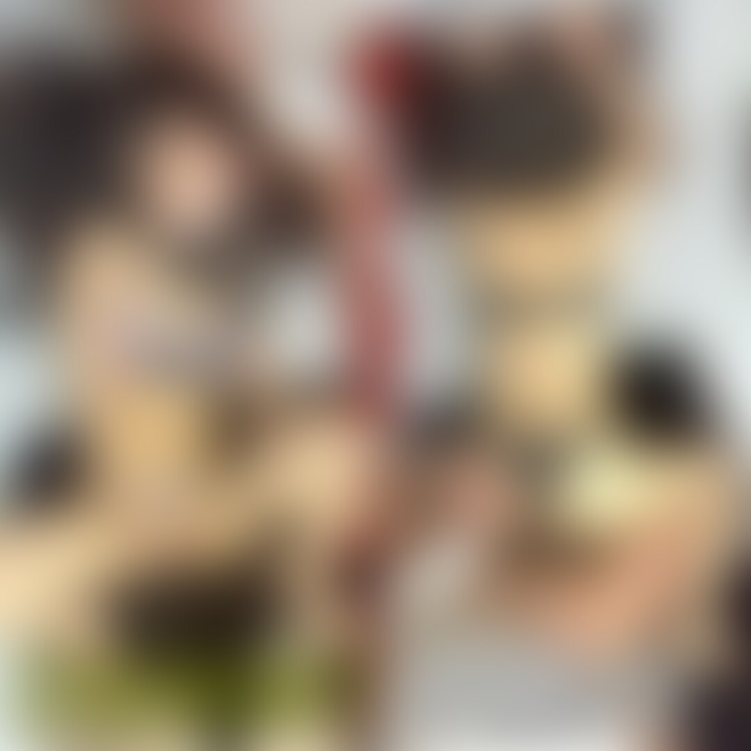 【premium】顔出し・丁寧なモザイク処理
パコ部屋での不倫セックス後編
エロ話に花を咲かせて、後編はいよいよ存分にセックスを楽しんでいます。不倫相手の生ちんぽはいつもまんこの奥深くまで突いてくれるので、終わったあとはジンジンします。ハメシーンはもちろんエロいのですが、ちんぽをしゃぶらされながら、クリオナさせられてるシーンがあります。これ、めちゃくちゃエロいと思います。というか、私のツボに刺さりました。毎回ヤラされたい。

【撮影の裏側】
この日は、旦那には朝から会議があると言って出かけましたが、実際は会議は午後からだったので、朝の９時には不倫相手とのパコ部屋に到着しました。
仕事と見せかけて、朝っぱらから不倫セックスを楽しむアラフォー人妻・・・我ながらエロいですｗ
この仕事の合間を縫ってセックスに明け暮れる生活は何事にも代えがたい私の生きがいです。
不倫相手は濃い目のメイクが好きなので、部屋に到着してからメイクしました。
その間にも、「そのケバめのエロい顔を見るだけで勃起する」と言いながら反り立ったちんぽを見せつけてくる不倫相手。そしてそれを見るだけでしゃぶりたくてまんこが濡れちゃう私。
この日もセックスはヒートアップして、午前中だけで顔射１回、中出し１回、腹射１回の計３回精子いただきました。
毎度のことながら、ご主人さんの精子の抜かないでいてくれてありがとうございます奥様。 (2/2)