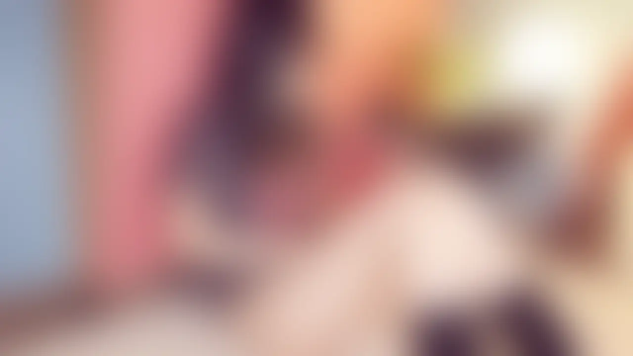 [tamaki 妄想#003] 何も身につけず、言葉だけを待っている


tamaki、21歳。
今日は部屋で、年上の男性を待っている。

約束の時間までは、まだ少しだけ余裕がある。
スマホを置き、何度も姿勢を変えながら、ただ静かに待つ。

彼の好みは、もう分かっている。
制服やブルマ――
「似合うから」と言われるたび、
気づけばそれを身につけてきた。



すべてを脱ぎ、
言われた通りに、ただそこにいる。
もう着替える必要はなく、
何かを演じる時間も終わっている。

部屋の空気は静かで、
音と気配だけが残っている。
彼はまだ、何も言わない。

視線を感じながら、
tamaki は動かずに待つ。
期待なのか、名残なのか、
その区別はもうついていない。

始まりでも、途中でもない。
そして、終わりとも言い切れない。

何も身につけていないこの時間が、
いちばん正直に、心を落ち着かせていた。 (2/2)