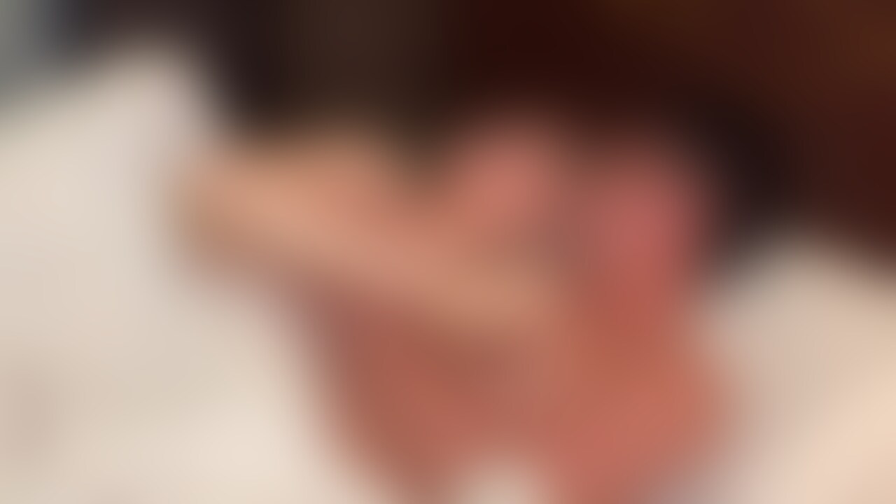 【Full ver.】長身美人人妻さんからお誘いをいただいたので、寝取ってきました。
潮吹きしてびしゃびしゃになったおまんこに他人棒ぶち込まれて、気持ちよくなってる姿に見惚れました。
次回は生中出しすることになりました。 (2/2)