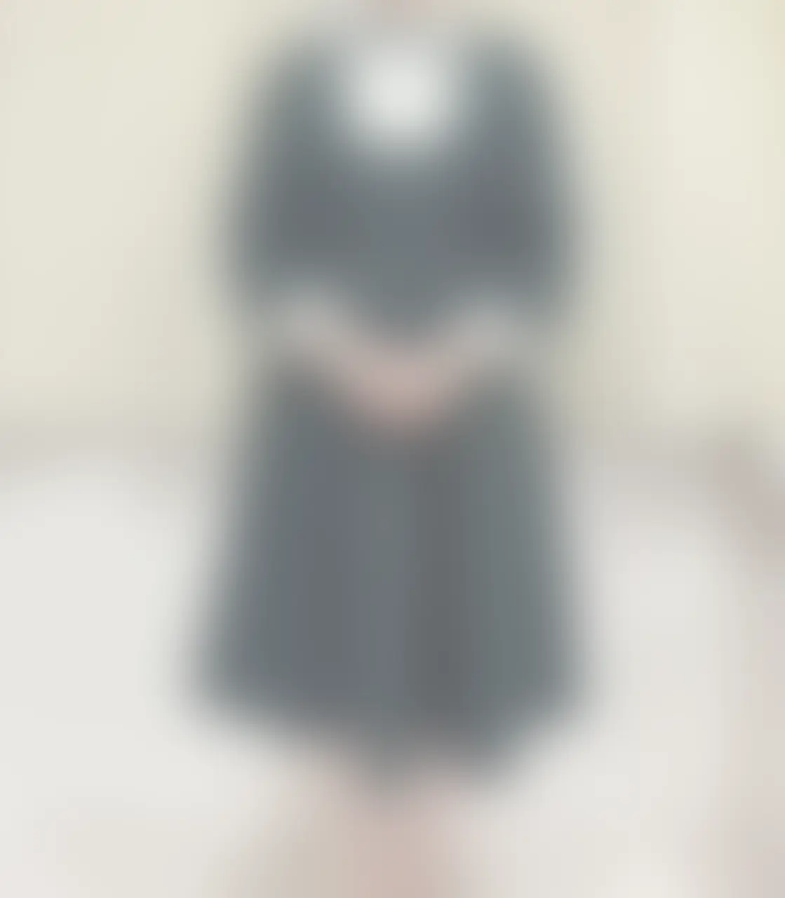 水月あお「２枚目と３枚目、露出度同じなのに２枚目の方がえっちに見えるよね（と豪語する旦那）」の投稿サムネイル