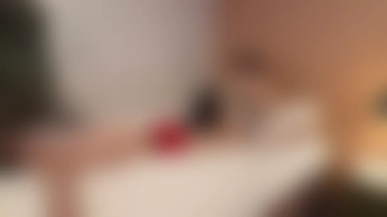 ふわふわのセクシーなメイド服に身を包んだ私が、ご主人様にたっぷりエッチなご奉仕をお届けします♡ 
ぽっちゃりムチムチのGカップボディが、黒いレースのフリルでより一層魅惑的に輝くんです。
まずは、甘い視線で誘惑しながら…マニアックな足コキでじっくりと焦らしていきます。私の柔らかい足裏が、敏感な部分を優しく、時には激しく刺激して、ご主人様の興奮を限界まで高めちゃうんですよ。
我慢できたえらいご主人様には、特別なご褒美を♡ 私のプルプルおっぱいに顔を埋めさせて、甘く湿った舌で乳首を優しく舐め回します。息が荒くなるのを感じながら、もっともっと欲しくなっちゃうはず…。
ビンビンに張りつめたエッチなご主人様には、さらにフェラでご奉仕！ 温かくぬるぬるの口内で、ゆっくり深く包み込んで、喉奥まで使って最高の快楽をお約束します。ジュポジュポと音を立てながら、目が合った瞬間、溶けそうなほどの悦びを感じて♡でも、思わず我慢できなくなっちゃうご主人様は…私に襲いかかってOK！ メイド服を乱暴にめくり上げて、激しく繋がっちゃいましょう。私の熱い中を埋め尽くす感覚に、二人とも夢中になって、最高の絶頂へ導きます。こんなドキドキのプライベート奉仕、myfansでしか味わえません♡ ご主人様、早くお迎えに来てね…待ってます♪ (2/2)