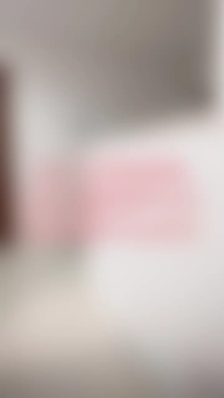 こんばんは、くるみです🐿💗
実はね……
くるみのこの活動が、バレちゃったんです…🫣💦
「口止め料として、撮影させて?」って言われて──
普通なら断らなきゃいけないのに…
そのシチュエーションにゾクゾクしちゃって…🥺💗
いつもは一人でしてるオナニーなのに、
“直接見られてる”って思うだけで、身体がどんどん熱くなってきて…💦
いっぱい頑張ったご褒美だよって、
お兄さんのおっきくなったおちんちん…
くるみの中に入れてもらって、
何度も、何度もイっちゃいました…///
ダメなのに……
中にも出されちゃって…
くるみ、びくびく震えながらハメ潮まで…💦💦
これで…
このこと、内緒にしてくれますか?🥺💗
※イメプです♡笑
💗「見たよ♡」の合図に💗ポチりしてくれたら、
くるみ、すっごく嬉しいです☺️🎀 (2/2)