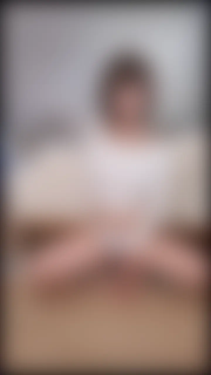 床にディルドを置いてさきっぽちょんちょんしたり、足でさわさわしたりいろいろ遊んでみたよ🫣
自分がされてるみたいに感じてくれたらうれしいな💕

途中から騎乗位？のかんじで床にくっつけて、上からじゅぶじゅぶ奥までいれちゃった💦

気づいたら自分のきもちいいところに当たって、とまんなくなっちゃったよ🫣💕

今月は動画をあまりUPできてなかったけど、週末にたくさん撮影したから、編集おわったらどんどんUPしてくから待っててね✋ (2/2)