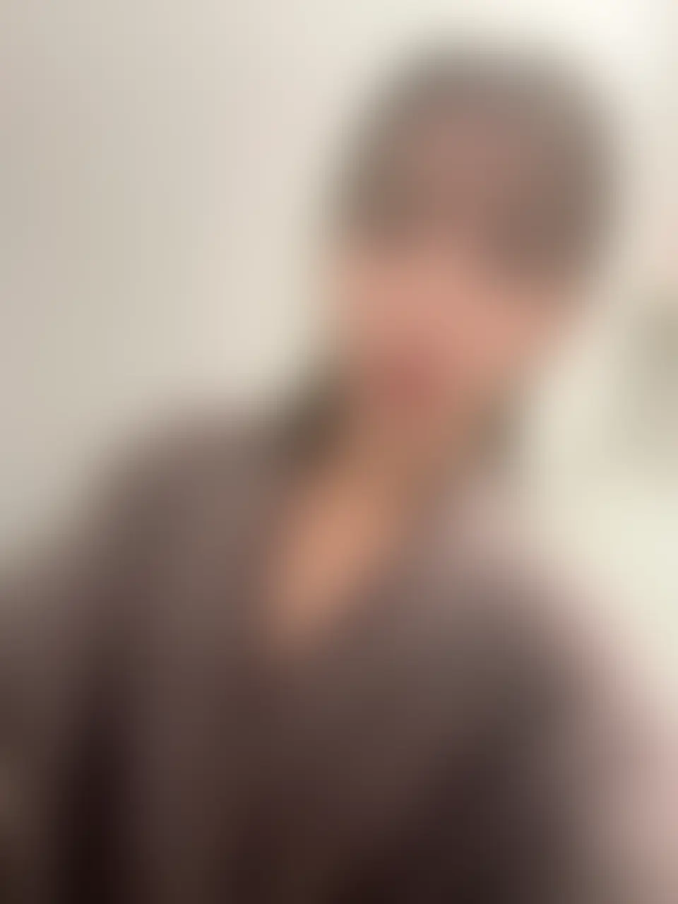 機材トラブルで撮影中断したので
ムラムラ発散するためにこっそりオナニー😘
待機室はスタッフさんが多くて
今回はトイレに逃げ込みました😁
声と音を大きくしたらバレちゃうから
こっそりとすることになるけど
バレそうでバレないようにするのが興奮します😘
最初は胸から揉んで乳首がギンギン🩷
バレないようにしないといけないけど
声がついつい大きくなっちゃう😝
クリも大きくなってすごい興奮しながら
クリオナして気持ちよくイっちゃいました🥰
声の大きさ我慢できず気持ちよくなっている
友梨のオナニーでたくさんヌイて欲しいなー💕 (2/2)