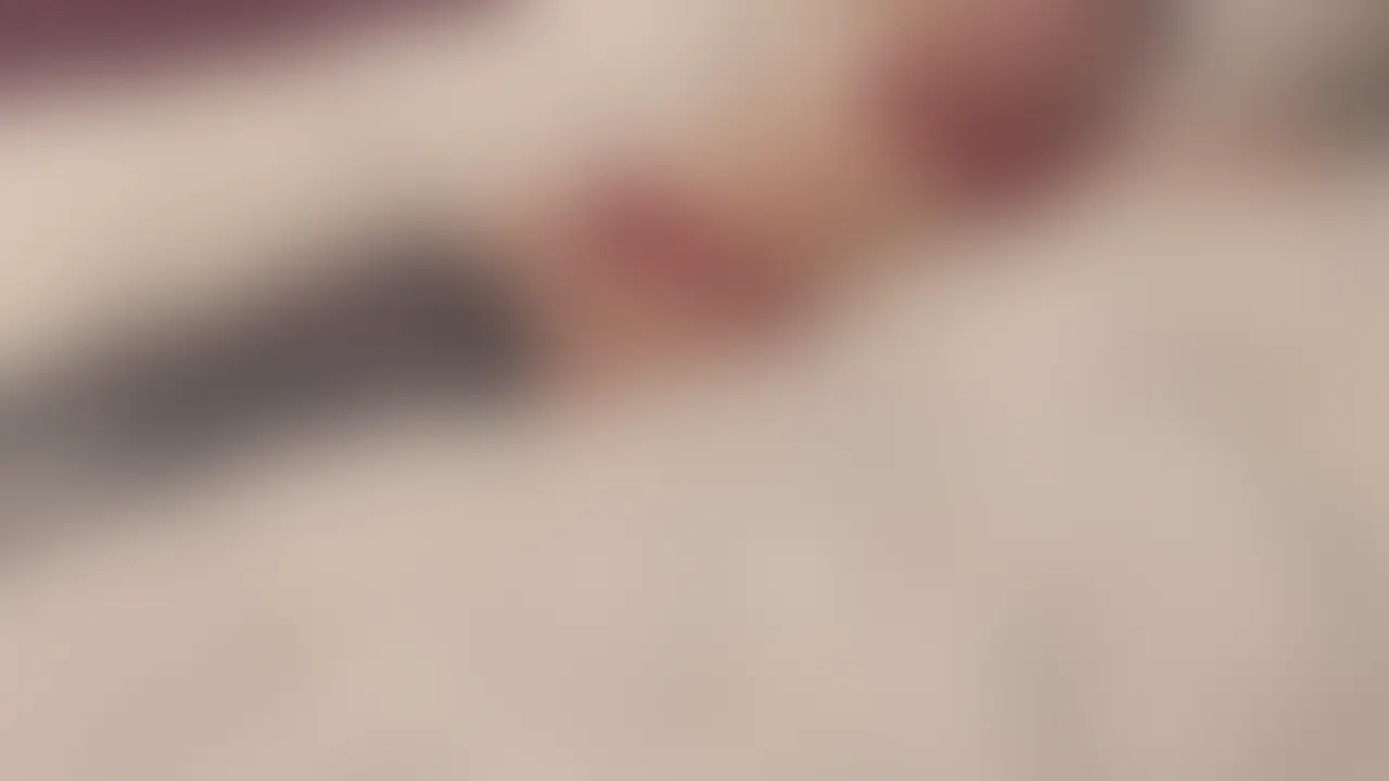 セフレと初撮影でいきなり拘束おもちゃ責め
Tinderで知り合ったから裏垢やってることは話してなかったんだけど、酔った勢いで暴露して「撮ってみる?」って聞いたらあっさりOK🤣
「こんな身近に裏垢女子がいるなんて…」って興奮してた笑
その日はさすがに機材も無いし、日を改めてラブホお泊まりで撮ることに
セフレが撮影めっちゃ楽しみにしてて、「おもちゃとかいろいろ買ったよ!」って超張り切ってた笑
週末の夜定時ダッシュで合流する予定が、まさかの残業で会えたのは22時過ぎ…
眠いし疲れてるし撮影とかいいから早く寝たい、って思ってたけど
電マ当てられたら頭真っ白になって、気持ちいいしか考えられなくなっちゃった
疲れてるときって感度下がるはずだけど、電マすごすぎて普通に即イキ
敏感になってるのにバイブ責めも容赦ないから奥当たるたびにイッちゃうし、その状態で腹パンまでするからイキすぎてもはや苦しかった😭
最後は苦しいのか気持ちいいのか分かんなくなってきて、おもちゃちょっとトラウマになったかも…
実はこのセフレとはセックスの相性あんまり良くなくて、ここまでイキ狂ってるの見られるのは今回がはじめて💦
想定外だったらしく「喘ぎ声うるさいし汚くて萎える」ってちょっと怒られた
全編ほとんど絶叫かオホ声だから閲覧注意かも笑 (2/2)