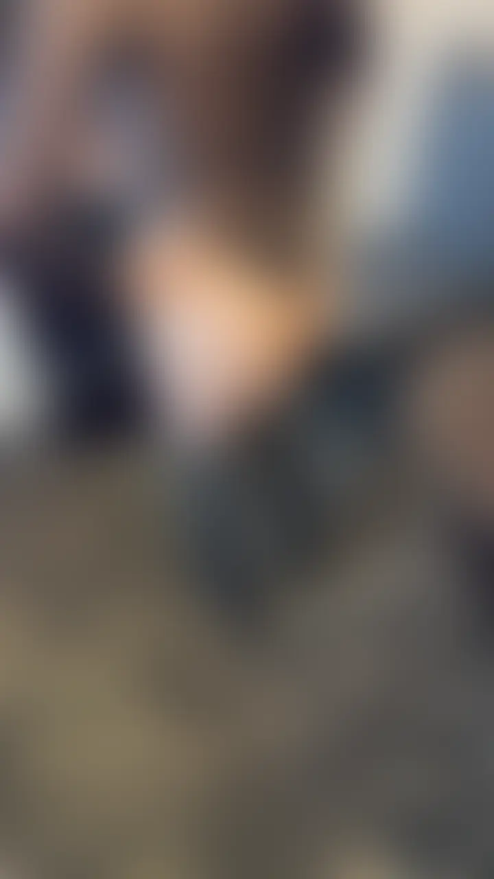 後ろからガン突きされて犯される美女。 (2/2)