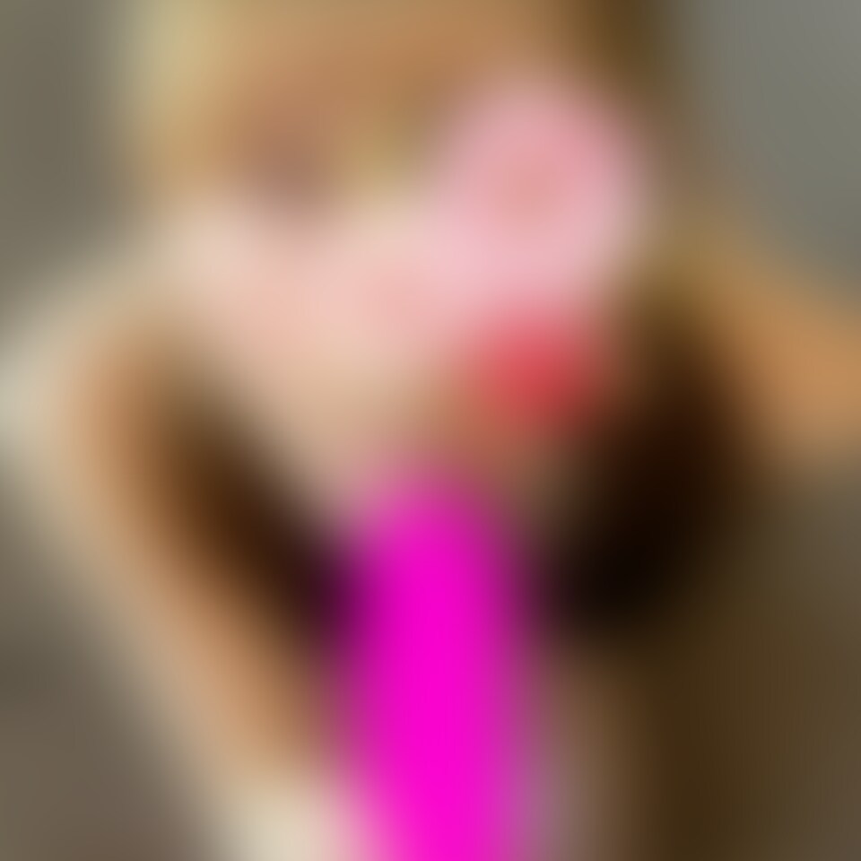 【華奢で可愛い美乳JDがマイクロビキニでノーハンドフェラ(けっこうイラマ)濃厚ザーメン3人連続口内ラストはごっくん☆変態面接官の揉み揉みフェラテクチェックpart2☆女子大生莉奈ちゃんVol.1】
こんにちは、エロイストです
初出演、ちっちゃいお顔のミニマムスレンダー、綺麗な金髪ロングヘアに大きな瞳のJD 莉奈ちゃん
まるでバー○ー人形のように可愛らしくて、ぎゅっと抱きしめたら折れちゃいそうな感じがたまりません
今回は久しぶりに変態面接官ことドS営業マンによるフェラテクチェック第二弾
まずは2人の男性をフェラ抜きしてもらった後に、今後の出演面接というテイで、またまた自己欲求を満たすために好き勝手やっちゃってます
ちっちゃなお口で3人の男性のちんこを苦しくてえずき涙を流しながらフェラする莉奈ちゃん、その健気な姿をお楽しみください
1人目はドSのアパレル系デザイナー
ほっぺたを凹ませてのヨダレたっぷりねっとり爆音ノーハンドフェラに、たまらず頭を押さえつけて喉奥イラマ敢行、涙を流しながらちんこを咥え続ける健気な姿にますます興奮、顔を見つめながらの亀頭&竿舐め〜再び頭を押さえゴボゴボ音を立てる激イラマで口まんこに大量発射
2人目はドMの中年フリーター
常に男性の顔を見つめながらの深く浅くと緩急つけた絶品ノーハンドフェラであっという間にちんこはバキバキに
リクエストした裏筋もたっぷり舐めてもらい、よほど気持ち良かったのかM男君には珍しく自分で腰を振り喉奥へ突きまくり、速攻で口内に大量発射
最後は変態面接官ことドS営業マンのフェラテクチェック、莉奈ちゃん可愛く両手で頑張るポーズをしてから、まずは仁王立ちでフェラ開始です
爆音ノーハンドセルフイラマに悶絶しながら「今まで何本くらいちんこ咥えてきたの?」と質問、「20本くらい」と答えるお口に腰を突きまくり、頭を押さえて強○激イラマ!苦しくて咳込み戻してしまった莉奈ちゃん、謝りながらすぐにちんこを咥える健気な姿はメチャクチャ興奮します (2/2)